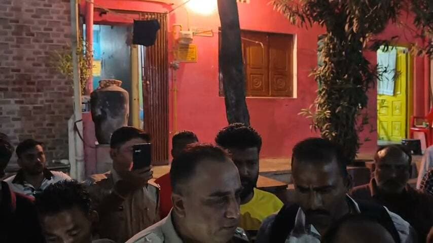 🚨 देवास: जुए के अड्डे पर दबिश देने पहुंची पुलिस, गलत घर में घुसने के आरोप से मचा बवाल!
भवानी सागर में पुलिस की कार्रवाई के दौरान जमकर हंगामा हुआ। बताया जा रहा है कि पुलिस कथित तौर पर दूसरे घर में घुस गई, जिसके बाद लोगों और पुलिस के बीच तीखी बहस और हुज्जतबाजी हुई। घटनाक्रम का वीडियो सोशल मीडिया पर वायरल हो रहा है। इसी दौरान भाग रहे एक कथित जुआरी को लोगों ने पकड़कर पीट दिया।
📹 देखिए वायरल वीडियो, कैसे मचा हंगामा!
#Dewas #ViralVideo #PoliceAction #MadhyaPradesh #TimesMP