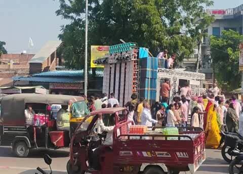 बुढ़नपुर: आजमगढ़ में दुर्गा प्रतिमा विसर्जन में ध्वनि प्रदूषण और यातायात बाधित