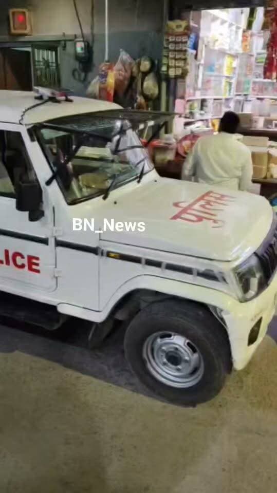 🚨 ब्रेकिंग न्यूज़ | बहरोड़
बहरोड़ के मुख्य बाजार में पुलिस की बड़ी कार्रवाई, 5 लाख रुपए से अधिक के अवैध पटाखे जब्त
🔴 कोतवाली थानाधिकारी रविंद्र कुमार के नेतृत्व में कार्रवाई
🔴 मुख्य बाजार स्थित मकान में चल रहा था अवैध पटाखों का गोदाम
🔴 भारी मात्रा में अवैध पटाखे जब्त,एक युवक को हिरासत में लेने की सूचना
🔴 दीपावली से पहले पुलिस की कार्रवाई से बाजार में मचा हड़कंप