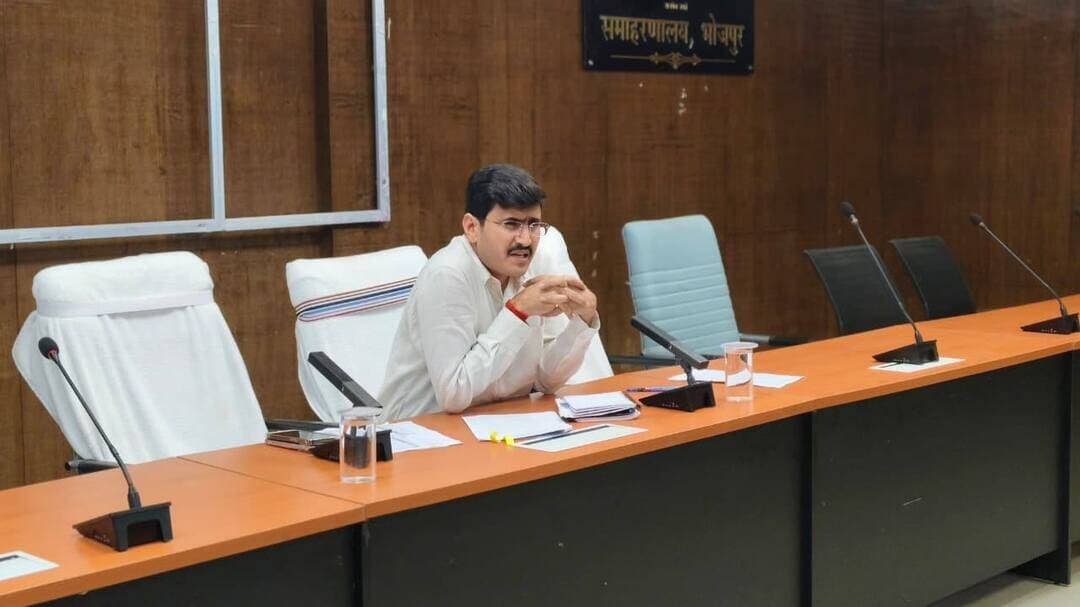 भोजपुर में धान बेचने के लिए अब तक 1155 किसानों ने कराया निबंधन
15 नवंबर से पहले निबंधन में तेजी लाने का निर्देश, ग्रेड-ए धान का समर्थन मूल्य 2461 रुपये प्रति क्विंटल
आरा। भोजपुर जिले में खरीफ विपणन मौसम 2026-27 के तहत धान अधिप्राप्ति की तैयारी शुरू हो गई है। जिले में अब तक मात्र 1155 किसानों ने निबंधन कराया है। इसे देखते हुए डीएम मनेश कुमार मीणा ने 15 नवंबर से पहले किसान निबंधन में तेजी लाने का निर्देश दिया है। शुक्रवार को समाहरणालय सभागार में जिला टास्क फोर्स (अधिप्राप्ति) की बैठक में धान खरीद की तैयारियों की समीक्षा की गई। बैठक में बताया गया कि इस वर्ष ग्रेड-ए धान का न्यूनतम समर्थन मूल्य 2461 रुपये और साधारण धान का 2441 रुपये प्रति क्विंटल निर्धारित है। डीएम ने धान खरीद की प्रक्रिया पारदर्शी रखने और समर्थन मूल्य का व्यापक प्रचार-प्रसार करने का निर्देश दिया। उन्होंने क्रय केंद्रों पर जरूरी सुविधाएं उपलब्ध कराने, गोदामों व राइस मिलों का सत्यापन करने तथा नमी मापक, माप-तौल और बायोमेट्रिक उपकरणों की व्यवस्था सुनिश्चित करने को कहा। साथ ही धान भंडारण और समितियों के लंबित अंकेक्षण कार्य को भी समय पर पूरा करने का निर्देश दिया। किसानों से निर्धारित सरकारी पोर्टल पर पंजीकरण और आवेदन के आधार पर तय मानकों के अनुरूप धान की खरीद की जाएगी। बैठक में उप विकास आयुक्त, जिला सहकारिता पदाधिकारी, जिला कृषि पदाधिकारी, राज्य खाद्य निगम के जिला प्रबंधक सहित अन्य अधिकारी मौजूद रहे।