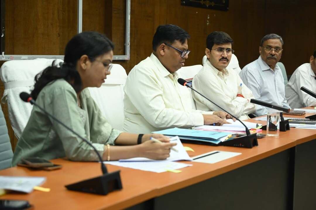 10 नवंबर को मनेगा भोजपुर जिला स्थापना दिवस, दीपोत्सव से लेकर खेल प्रतियोगिताओं तक होंगे कई आयोजन
प्रभात फेरी, विभागीय स्टॉल और सांस्कृतिक कार्यक्रमों की तैयारी तेज, डीएम ने समय पर सभी व्यवस्था पूरी करने का दिया निर्देश
आरा। भोजपुर जिला स्थापना दिवस समारोह 10 नवंबर को उत्साह और गरिमामय ढंग से मनाया जाएगा। इसे लेकर शुक्रवार को समाहरणालय सभागार में डीएम मनेश कुमार मीणा की अध्यक्षता में समीक्षा बैठक हुई। इसमें समारोह की तैयारियों की समीक्षा करते हुए संबंधित पदाधिकारियों को जरूरी निर्देश दिए गए। स्थापना दिवस पर सुबह प्रभात फेरी निकाली जाएगी। विभिन्न विभागों की ओर से सरकारी योजनाओं और उपलब्धियों से संबंधित स्टॉल लगाए जाएंगे। वहीं, सांस्कृतिक कार्यक्रम, पेंटिंग प्रतियोगिता और खेल प्रतियोगिताएं भी आयोजित की जाएंगी। शाम में दीपोत्सव का आयोजन होगा। डीएम ने सभी कार्यक्रम स्थलों और आसपास के क्षेत्रों में साफ-सफाई की समुचित व्यवस्था सुनिश्चित करने का निर्देश दिया। उन्होंने कहा कि सभी तैयारियां निर्धारित समय-सीमा के भीतर पूरी कर ली जाएं, ताकि समारोह का आयोजन व्यवस्थित तरीके से हो सके। विभागीय स्टॉल के माध्यम से आम लोगों को जनकल्याणकारी योजनाओं और विभागों की उपलब्धियों की जानकारी देने पर भी जोर दिया गया। डीएम ने सांस्कृतिक और खेल प्रतियोगिताओं को आकर्षक बनाने के साथ पेंटिंग प्रतियोगिता के माध्यम से बच्चों और युवाओं की प्रतिभा को प्रोत्साहित करने का निर्देश दिया। उन्होंने कहा कि जिला स्थापना दिवस भोजपुर की ऐतिहासिक, सांस्कृतिक और सामाजिक पहचान को प्रदर्शित करने का अवसर है। बैठक में उप विकास आयुक्त, सदर एसडीओ, सिविल सर्जन, कला एवं संस्कृति पदाधिकारी, यातायात उपाधीक्षक सहित अन्य संबंधित पदाधिकारी मौजूद रहे।