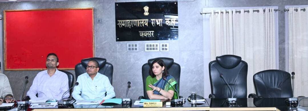 समाहरणालय, बक्सर
(जिला जन संपर्क कार्यालय)
प्रेस विज्ञप्ति:- दिनांक: 23 अक्टूबर 2026
जिला पदाधिकारी की अध्यक्षता में आंतरिक संसाधन एवं राजस्व समन्वय समिति की समीक्षा बैठक आयोजित
आज दिनांक 23 अक्टूबर 2026 को जिला पदाधिकारी बक्सर, श्रीमती साहिला की अध्यक्षता में आंतरिक संसाधन एवं राजस्व समन्वय समिति की समीक्षा बैठक समाहरणालय परिसर स्थित सभाकक्ष में आयोजित की गई।
बैठक में जिले के आंतरिक संसाधनों से राजस्व संग्रह की स्थिति, विभिन्न विभागों द्वारा निर्धारित राजस्व लक्ष्य के अनुरूप उपलब्धि, राजस्व संग्रह में आ रही समस्याओं तथा राजस्व से संबंधित लंबित मामलों की समीक्षा की गई। इसके साथ ही राजस्व संग्रहण में तेजी लाने, निर्धारित लक्ष्यों की प्राप्ति सुनिश्चित करने तथा विभागों के बीच बेहतर समन्वय स्थापित करने से संबंधित विषयों पर विचार-विमर्श किया गया।
आंतरिक संसाधन की बैठक में कार्यपालक पदाधिकारी नगर परिषद बक्सर एवं डुमरांव को होल्डिंग टैक्स की वसूली करने हेतु निर्देश दिया गया।
राजस्व समन्वय समिति की बैठक में दाखिल खारिज, अभियान बसेरा 2 के तहत भूमिहीनों को भूमि बंदोबस्ती, परिमार्जन प्लस, मापी एवं राजस्व महा अभियान के तहत प्राप्त आवेदन पत्रों को शीघ्र निष्पादित करने का निर्देश दिया गया।
बैठक में राजस्व से संबंधित लंबित मामलों का नियमानुसार एवं समयबद्ध निष्पादन सुनिश्चित करने, विभागीय स्तर पर लंबित प्रकरणों की नियमित निगरानी करने तथा राजस्व संग्रहण की प्रक्रिया में पारदर्शिता एवं जवाबदेही बनाए रखने पर विशेष जोर दिया गया।
जिला पदाधिकारी ने सभी संबंधित पदाधिकारियों को आपसी समन्वय के साथ कार्य करते हुए राजस्व प्रशासन को अधिक प्रभावी बनाने तथा सरकार के राजस्व हितों की रक्षा के लिए आवश्यक कार्रवाई सुनिश्चित करने का निर्देश दिया।
बैठक का उद्देश्य जिले में आंतरिक संसाधनों से राजस्व संग्रहण को सुदृढ़ करना, राजस्व संबंधी मामलों के निष्पादन में तेजी लाना तथा विभागीय समन्वय के माध्यम से निर्धारित लक्ष्यों की प्राप्ति सुनिश्चित करना रहा।
जिला जन संपर्क कार्यालय
बक्सर।
@top fans Information & Public Relations Department, Government of Bihar CMO Bihar Samrat Choudhary Buxar Administration Buxar Police #IPRDBihar #IPRD_Bihar #buxarcity #bihar #buxar #buxarjila Revenue and Land Reforms Dept, Govt. of Bihar