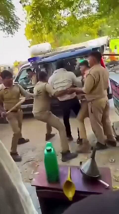 बलिया: पुलिस के साथ युवकों की मारपीट का वीडियो हुआ वायरल, इलाके में मचा हड़कंप
उत्तर प्रदेश के बलिया जिले से कानून व्यवस्था को चुनौती देती एक बड़ी खबर सामने आई है, जहां पुलिस कर्मियों के साथ युवकों की हाथापाई और मारपीट का वीडियो सोशल मीडिया पर तेजी से वायरल हो रहा है।
प्राप्त जानकारी के अनुसार, यह वायरल वीडियो बलिया जिले के खेजुरी थाना क्षेत्र के अंतर्गत आने वाली जानुआन चट्टी का बताया जा रहा है। वीडियो में साफ देखा जा सकता है कि किस प्रकार कुछ युवक पुलिस के साथ उलझते हुए मारपीट कर रहे हैं।