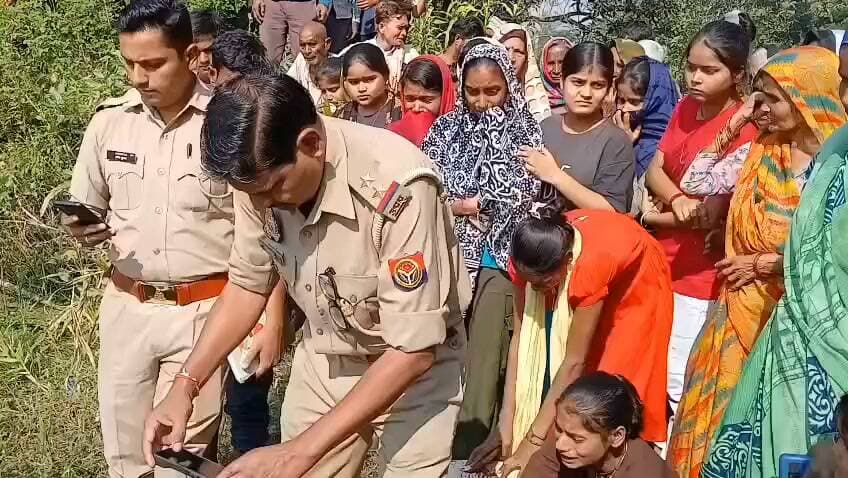 तालाब में मिला 20 वर्षीय युवती का शव, इलाके में मचा हड़कंप
हरदोई शाहाबाद कोतवाली क्षेत्र के नगला भगवान गांव में शुक्रवार को तालाब में 20 वर्षीय युवती का शव मिलने से इलाके में हड़कंप मच गया। मृतका की पहचान सुलोचना पुत्री सुरेश कश्यप के रूप में हुई है। घटना की सूचना मिलते ही पुलिस मौके पर पहुंची और शव को तालाब से बाहर निकलवाकर मामले की जांच शुरू कर दी। परिजनों के मुताबिक, सुलोचना पिछले करीब दो वर्षों से मानसिक रूप से अस्वस्थ थी। जानकारी के अनुसार, गुरुवार दोपहर करीब एक बजे वह घर से निकली थी, लेकिन इसके बाद वापस नहीं लौटी। तलाश के दौरान तालाब के किनारे उसकी चप्पल मिली, जिसके बाद परिजनों की चिंता बढ़ गई। परिजनों ने मामले की सूचना पुलिस को दी थी। उनकी तहरीर के आधार पर पुलिस ने रात में ही मुकदमा दर्ज कर लिया था। शुक्रवार को तालाब में युवती का शव मिलने की सूचना पर पुलिस टीम मौके पर पहुंची। आंझी चौकी के उपनिरीक्षक विपिन चंद, कांस्टेबल हर्षित कुमार, प्रियांशु चहल, मुनेश और महिला कांस्टेबल ने परिजनों की सहायता से शव को तालाब से बाहर निकलवाया।
फिलहाल सुलोचना की मृत्यु किन परिस्थितियों में हुई, यह स्पष्ट नहीं हो सका है। पुलिस मामले के सभी पहलुओं की जांच कर रही है। मौत के वास्तविक कारणों का पता जांच और पोस्टमार्टम रिपोर्ट आने के बाद ही चल सकेगा।