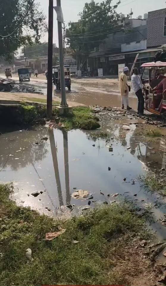 हरदोई से पिहानी रोड बदहाल, गड्डों में भरा पानी, राहगीर परेशान
हरदोई से पिहानी जाने वाले मार्ग की बदहाल तस्वीर सामने आई है।
हरदोई सड़क पर जगह-जगह गहरे गड्ढे बने हुए हैं और इन गड्डों में पानी भरा होने से राहगीरों की मुश्किलें और बढ़ गई हैं। सड़क पर पानी भरने के कारण गड्डों की गहराई का अंदाजा लगाना भी मुश्किल है, जिससे वाहन चालकों को हादसे का खतरा बना हुआ है। ऐसे में सवाल उठता है कि आखिर जिम्मेदार अधिकारी इस बदहाल सड़क की सुध कब लेंगे?
तस्वीरें हरदोई-पिहानी रोड की बदहाली बयां कर रही हैं। सड़क पर बने गहरे गड्डों में पानी भरा हुआ है। इस मार्ग से गुजरने वाले राहगीरों और वाहन चालकों को काफी परेशानी का सामना करना पड़ रहा है। पानी भरे गड्डों के चलते वाहन चालकों को संभलकर निकलना पड़ता है, वहीं दोपहिया वाहन चालकों के लिए भी सफर जोखिम भरा हो सकता है।
स्थानीय लोगों को उम्मीद है कि जिम्मेदार विभाग इस समस्या पर ध्यान देगा और सड़क की मरम्मत कराकर आवागमन को सुगम बनाएगा। अब देखना होगा कि जिम्मेदार अधिकारी कब तक इस बदहाल सड़क की सुध लेते हैं।
आखिर हरदोई-पिहानी रोड की मरम्मत कब होगी और लोगों को इस परेशानी से कब राहत मिलेगी?