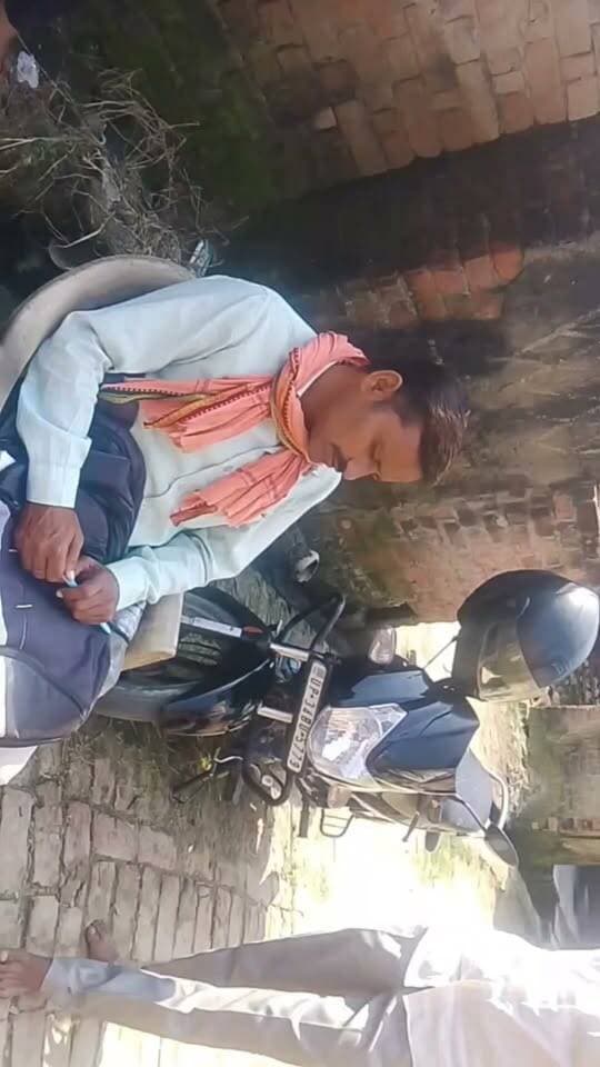 पेंशन पैक करने का कारोबार देने के नाम पर गांव में ठगी, आरोपी धरा
महिलाओं और बच्चों को घर बैठे रोजगार का झांसा देकर वसूले गए पैसे
शाहजहाँपुर क्षेत्र के एक गांव में घर बैठे पेंशन पैक करने का कारोबार और रोजगार दिलाने के नाम पर धोखाधड़ी करने का मामला सामने आया है। आरोपी व्यक्ति ने महिलाओं और बच्चों को घर बैठे रोजगार देने की बात कहकर ठगी को अंजाम दिया है।
मिली जानकारी के अनुसार, आरोपी ने अपना नाम सनी ठाकुर बताया था, जो मूल रूप से सीतापुर का निवासी है और वर्तमान में शाहजहाँपुर में किराए पर मकान लेकर अपना बिजनेस चला रहा था। उसने महिलाओं से 50-50 रुपये भी लिए थे और 20 अक्टूबर 2026 को सामान देने की बात कही थी।
जब तय समय पर सामान नहीं मिला और आरोपी की नीयत पर संदेह हुआ, तो ग्रामीणों को उसके धोखेबाज होने का पता चला। ग्रामीणों के अनुसार, आरोपी की गाड़ी का नंबर UP 34 BD 5779 है। ठगी का खुलासा होने के बाद ग्रामीणों ने आरोपी को पकड़ लिया और साफ तौर पर चेतावनी दी कि या तो तुरंत माल उपलब्ध कराया जाए या फिर सभी के पैसे वापस किए जाएं। इस घटना के बाद इलाके में अन्य लोगों को भी सतर्क रहने की सलाह दी जा रही है।