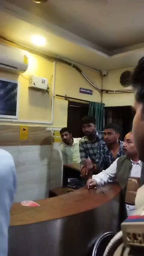 भोजुबीर चौराहे के समर्पण हॉस्पिटल में बड़ी लापरवाही: ऑपरेशन के दौरान बेहोशी की हालत में मरीज को छोड़ भागे डॉक्टर जोड़े
वाराणसी के भोजुबीर चौराहे पर स्थित समर्पण हॉस्पिटल में डॉक्टरों की एक बड़ी और गंभीर लापरवाही का मामला सामने आया है। आरोप है कि अस्पताल के संचालक डॉ. एस. जे. सिंह के पुत्र डॉ. पंकज सिंह और उनकी पत्नी डॉ. स्निग्धा सिंह ने एक मरीज का ऑपरेशन किया और उसे बेहोशी की हालत में ही किसी अन्य जगह पर ले जाने की बात कहकर अस्पताल छोड़कर चले गए।
मिली जानकारी के अनुसार, जिस महिला मरीज का ऑपरेशन किया गया है, वह क्षेत्र के एक वरिष्ठ अधिवक्ता की बहू हैं। डॉक्टरों के इस गैर-जिम्मेदाराना रवैये और मरीज को बीच में ही छोड़कर भागने की बात से परिजनों में हड़कंप मच गया।
परिजनों द्वारा कड़ा विरोध करने और डॉक्टरों पर दबाव बनाने के बाद अस्पताल प्रबंधन हरकत में आया, जिसके बाद मरीज का उपचार दोबारा शुरू किया गया। इस घटना के बाद से अस्पताल की कार्यप्रणाली और स्वास्थ्य सेवाओं पर गंभीर सवाल खड़े हो गए हैं, और परिजनों में भारी आक्रोश व्याप्त है।