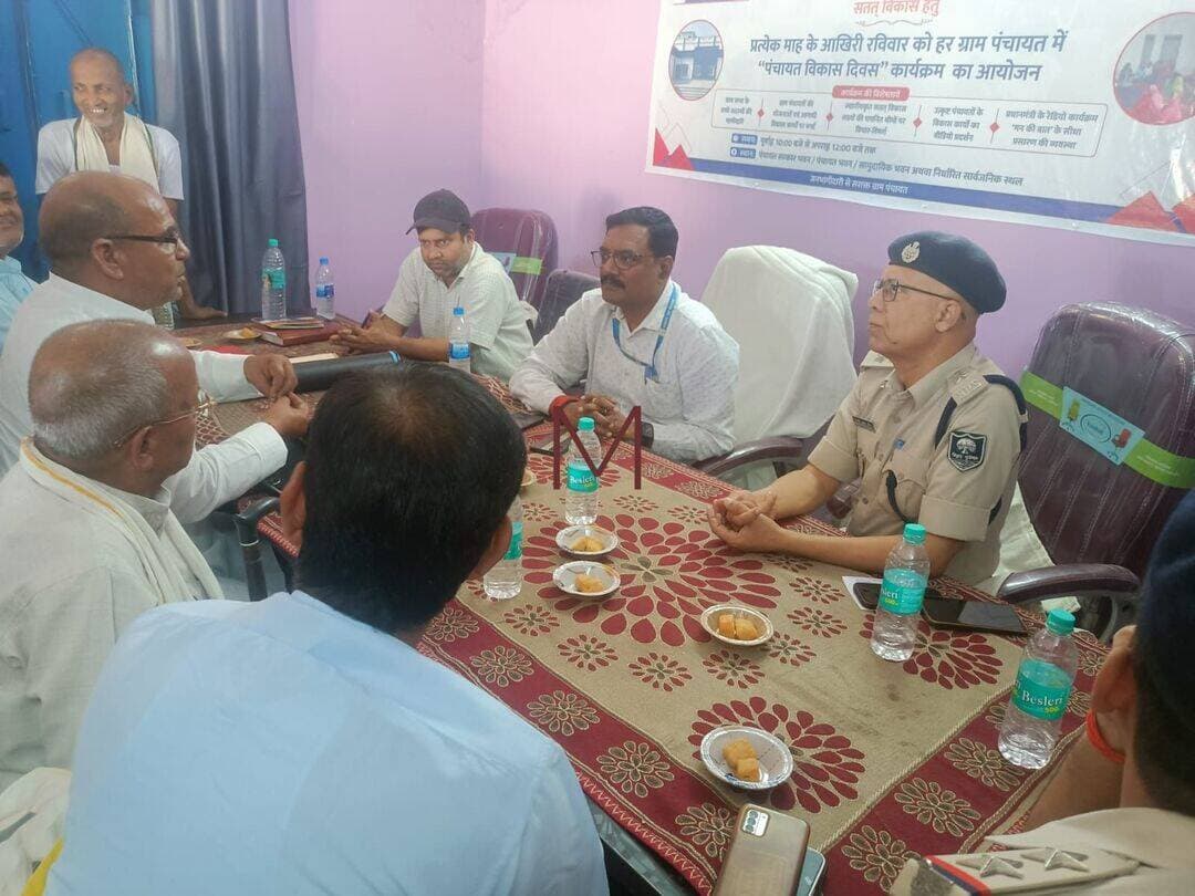 आज दिनांक 23.10.2026 को सोहरा पंचायत भवन में बिहार उत्तर प्रदेश सीमा विवाद तथा सोहरा त्रिभुआनी -पदमिनिया विवाद के समाधान हेतु जिलाधिकारी भोजपुर द्वारा गठित टीम के अध्यक्ष एडीएम शशि शेखर के नेतृत्व में डीएसपी ग्रामीण रंजीत कुमार सिंह, सीओ बड़हरा अंशु प्रसून तथा थाना प्रभारी कृष्णगढ़ रौशन कुमार का इन तीनों गांवों के किसानों के साथ एक व्यापक बैठक हुई। किसानों के तरफ से स्थानीय कृषक सह भारतीय किसान संघ भोजपुर के जिला संयोजक दया शंकर सिंह ने पक्ष रखा। जिसमें मुख्य रूप से बिहार से उत्तर प्रदेश को त्रिवेदी आयोग के अनुशंसा पर स्थानांतरित मौजे मंदरौली कंश उर्फ त्रिभुआनी और मौजा मोहनपुर का संपूर्ण अभिलेख बलिया जिला अधिकारी को भेजा जाएगा,2, बिहार उत्तर प्रदेश का यथाशीघ्र सीमाकंन किया जाएगा,3, इन दोनों मौजों का शेष भाग जो बिहार में बच गया था, उसे चिन्हित किया जाएगा,4, पूर्व में किए गए सर्वे में शेष बचे हुए किसानों का अभिलेखों के आधार पर सर्वे किया जाएगा।5, भूमि माफियावो के कब्जे से उक्त भूमि को मुक्त करा कर वास्तविक किसानों को कब्जा दिलाने का कार्य किया जाएगा। इससे उस क्षेत्र के वास्तविक किसानों में होली और दीपावली जैसा उत्सव का माहौल देखने को मिला। सभी किसान इन सभी अधिकारियों का भूरि भूरि प्रशंसा करते रहे। साथ ही साथ बड़हरा विधानसभा के माननीय विधायक श्री राघवेंद्र प्रताप सिंह का भी इस मामले को समाप्त कराने के भगीरथ पहल के लिए धन्यवाद दिया। किसानों में मुख्य रूप से हरेन्द्र सिंह, धनञ्जय सिंह, ओम प्रकाश सिंह, विजय सिंह,हरिमोहन सिंह तथा पवन सिंह सहित सैकड़ों किसान मौजूद रहे