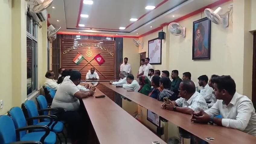 ବାଲେଶ୍ବର ସଦର: ଜଳେଶ୍ୱର ନାବାଳିକା ଦୁଷ୍କର୍ମ ଓ ହତ୍ୟା ଘଟଣାର ଏସ୍ପିଙ୍କୁ ଭେଟିଲା ବିଜେଡିର ତଥ୍ୟ ଅନୁସଂଧାନ କାରୀ ଦଳ
ବାଲେଶ୍ୱର: ଜଳେଶ୍ୱରରେ ନାବାଳିକାଙ୍କ ସହ ଦୁଷ୍କର୍ମ ଓ ହତ୍ୟା ଘଟଣାରେ ପୀଡ଼ିତାଙ୍କ ପରିବାରବର୍ଗଙ୍କୁ ଭେଟି ସମବେଦନା ଜଣାଇବା ସହ ଘଟଣା ସମ୍ପର୍କରେ ତଥ୍ୟ ସଂଗ୍ରହ କରିଛି ବିଜୁ ଜନତା ଦଳ (ବିଜେଡି)ର ଏକ ତଥ୍ୟ ଅନୁସନ୍ଧାନକାରୀ ଦଳ।
ପରିବାରବର୍ଗଙ୍କୁ ଭେଟିବା ପରେ ଏହି ଘଟଣାର ନିରପେକ୍ଷ ଓ ସଠିକ୍ ତଦନ୍ତ ପାଇଁ ଦଳ ପକ୍ଷରୁ ବାଲେଶ୍ୱର ଆରକ୍ଷୀ ଅଧୀକ୍ଷକ (ଏସ୍ପି)ଙ୍କୁ ଏକ ସ୍ମାରକପତ୍ର ପ୍ରଦାନ କରାଯାଇଛି। ଏହି ଘଟଣାର ତଦନ୍ତ କ୍ରାଇମବ୍ରାଞ୍ଚକୁ ହସ୍ତାନ୍ତର କରିବାକୁ ଦଳ ଦାବି କରିଛି।
ଏଥିସହ ଘଟଣାରେ ଶାସକ ଦଳର କର୍ମୀଙ୍କ ସମ୍ପୃକ୍ତି ଥିବା ଅଭିଯୋଗର ଉପଯୁକ୍ତ ତଦନ୍ତ କରିବା ସହ ପୀଡ଼ିତାଙ୍କ ପରିବାରକୁ ଉପଯୁକ୍ତ କ୍ଷତିପୂରଣ ପ୍ରଦାନ କରିବାକୁ ବିଜେଡି ଦାବି କରିଛି। ଏହି ଘଟଣାରେ ଦାୟିତ୍ୱ ନିର୍ଦ୍ଧାରଣ କରି ଆଇନ ଅନୁଯାୟୀ ନ୍ୟାୟ ପ୍ରଦାନ କରିବାକୁ ଦଳ ପୋଲିସ ପ୍ରଶାସନକୁ ଅନୁରୋଧ କରିଛି।
ବିଜେଡି ବାଲେଶ୍ୱର ଜିଲ୍ଲା ସଭାପତି ଜ୍ୟୋତିପ୍ରକାଶ ପାଣିଗ୍ରାହୀଙ୍କ ନେତୃତ୍ୱରେ ଏହି ତଥ୍ୟ ଅନୁସନ୍ଧାନକାରୀ ଦଳ ପୀଡ଼ିତାଙ୍କ ପରିବାରକୁ ଭେଟିଥିଲା। ଏହି ଦଳରେ ପୂର୍ବତନ ବିଧାୟକ ସ୍ୱରୂପ ଦାସ, ରଘୁନାଥ ମହାନ୍ତି, ସୁକାନ୍ତ ନାୟକ ଏବଂ ବିଜେଡିର ରାଜ୍ୟ ମୁଖପାତ୍ର ଡ. ଲେଖାଶ୍ରୀ ସାମନ୍ତସିଂହାର ପ୍ରମୁଖ ସାମିଲ ଥିଲେ।
ଘଟଣାର ନିରପେକ୍ଷ ଓ ସ୍ୱଚ୍ଛ ତଦନ୍ତ କରିବା ସହ ତଦନ୍ତରୁ ମିଳୁଥିବା ତଥ୍ୟ ଆଧାରରେ ଦୋଷୀଙ୍କ ବିରୋଧରେ ଉପଯୁକ୍ତ ଆଇନଗତ ପଦକ୍ଷେପ ନେବାକୁ ଦଳ ଗୁରୁତ୍ୱାରୋପ କରିଛି। ଏଥିସହ ଶୋକସନ୍ତପ୍ତ ପରିବାରକୁ ଆବଶ୍ୟକ ସହାୟତା ଓ କ୍ଷତିପୂରଣ ଯୋଗାଇଦେବାକୁ ମଧ୍ୟ ଦାବି କରାଯାଇଛି।
ପୀଡ଼ିତାଙ୍କ ପରିବାରକୁ ନ୍ୟାୟ ପ୍ରଦାନ ନିମନ୍ତେ ପ୍ରଶାସନ ଏହି ଘଟଣାକୁ ଗୁରୁତ୍ୱର ସହ ନେଇ ଆଇନ ଅନୁଯାୟୀ ଆବଶ୍ୟକ ପଦକ୍ଷେପ ଗ୍ରହଣ କରୁ ବୋଲି ବିଜେଡି ପ୍ରତିନିଧି ଦଳ ଦାବି କରିଛି।