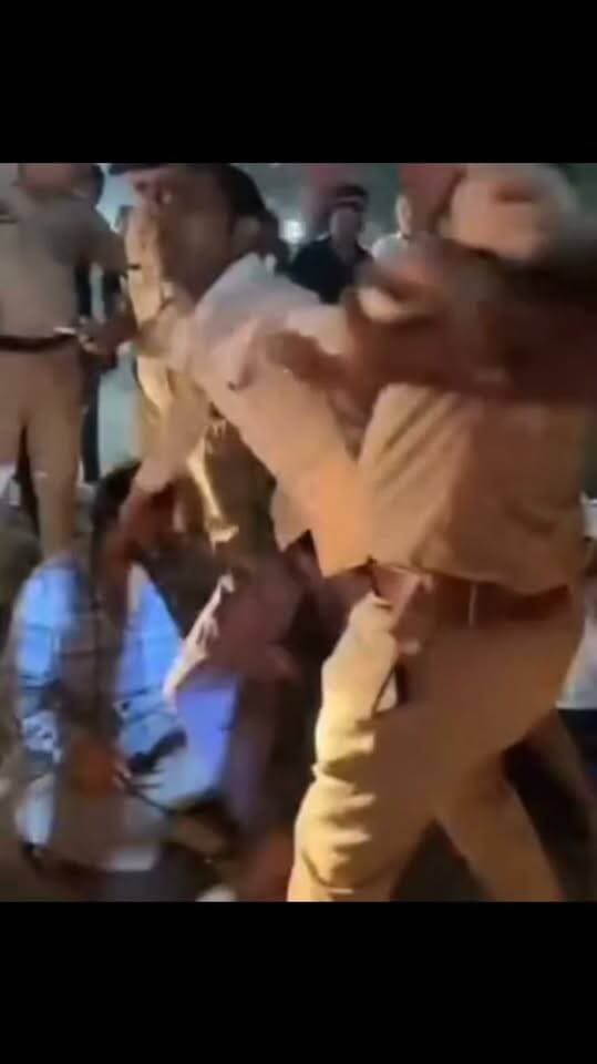 बिजली पानी की समस्या से परेशान जनता को मिल रहे गुरुग्राम पुलिस के धक्के।
बिजली कर्मचारियों की हड़ताल में भी हो रही हरियाणा में राजनीति। बिजली पुरी तरह से नहीं हुई बंद। गुरुग्राम में गरीबों की बिजली कट , नेताओं अधिकारियों को मिल रही है 24 घंटे बिजली। फिर यह कैसे हड़ताल। राजनीति का शिकार हो रही गुरुग्राम की आम जनता।
