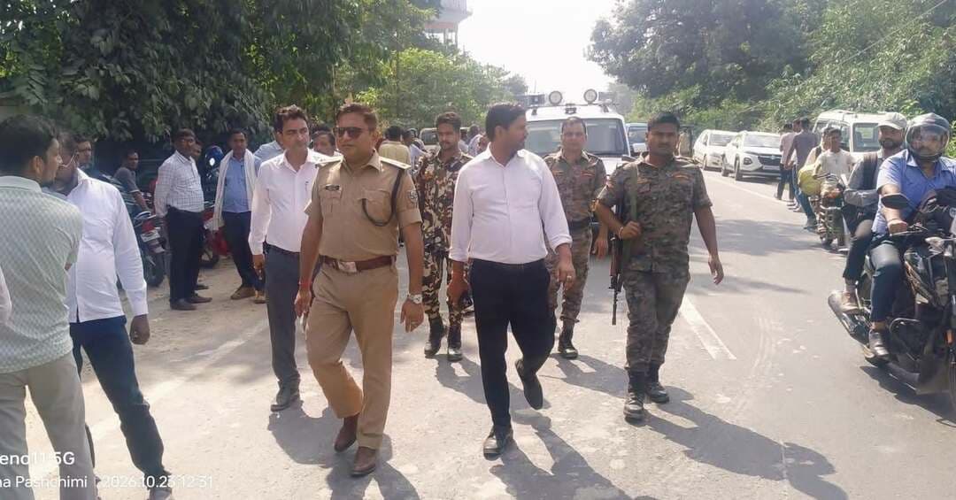 परिहार, सोनबरसा एवं बथनाहा प्रखंडों में मतदान प्रक्रिया का अधिकारियों ने लिया जायजा
सीतामढ़ी, दिनांक 23 अक्टूबर 2026।
जिला निर्वाचन पदाधिकारी-सह-जिला पदाधिकारी, सीतामढ़ी श्री तनय सुल्तानिया के निर्देशानुसार, अनुमंडल पदाधिकारी, सीतामढ़ी सदर श्री आनंद कुमार एवं अनुमंडल पुलिस पदाधिकारी, सदर-2 श्री आशीष आनंद द्वारा परिहार, सोनबरसा एवं बथनाहा प्रखंड अंतर्गत विभिन्न मतदान केंद्रों का स्थलीय निरीक्षण किया गया।
निरीक्षण के दौरान अधिकारियों द्वारा मतदान प्रक्रिया का जायजा लिया गया तथा मतदान केंद्रों पर विधि-व्यवस्था, सुरक्षा व्यवस्था एवं निर्वाचन कार्यों के सुचारु संचालन की स्थिति का अवलोकन किया गया।
इस दौरान मतदान प्रक्रिया को शांतिपूर्ण, निष्पक्ष एवं पारदर्शी ढंग से संपन्न कराने हेतु आवश्यक दिशा-निर्देश दिए गए। अधिकारियों द्वारा मतदान कार्य में संलग्न कर्मियों को पूरी तत्परता एवं जिम्मेदारी के साथ अपने कर्तव्यों का निर्वहन करने का निर्देश दिया गया।
जिला प्रशासन, सीतामढ़ी स्वतंत्र, निष्पक्ष एवं शांतिपूर्ण मतदान सुनिश्चित करने हेतु प्रतिबद्ध है।
District Administration Sitamarhi Sitamarhi Police Chief Electoral Officer, Bihar Election Commission of India