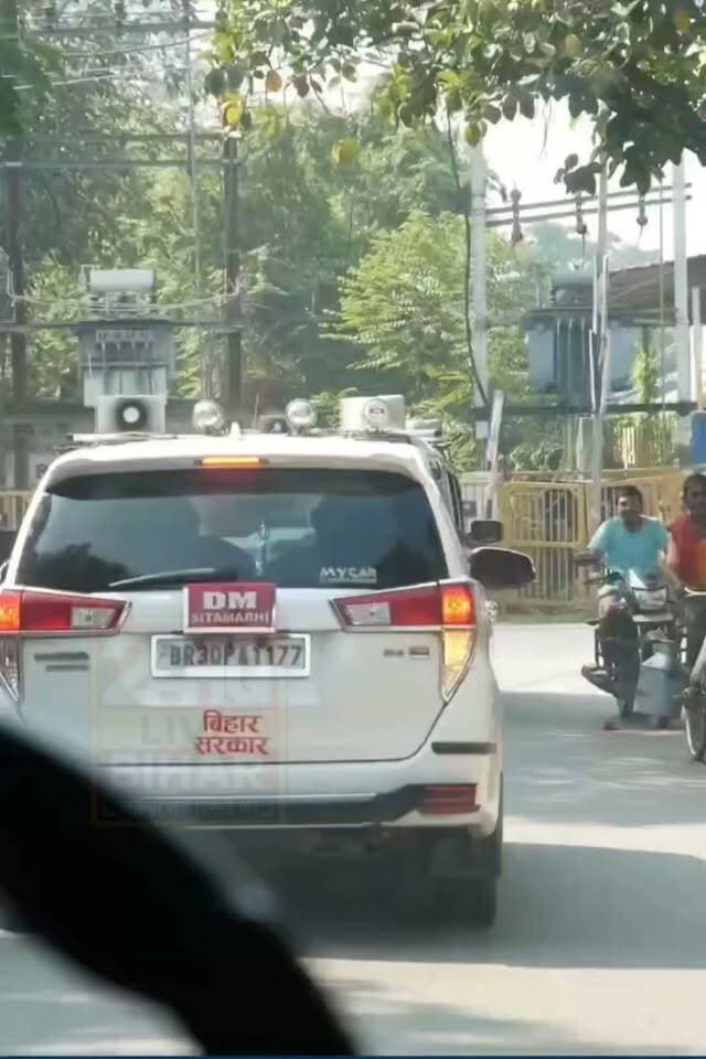बिहार विधान परिषद के तिरहुत स्नातक एवं शिक्षक निर्वाचन–2026 के तहत जिलाधिकारी श्री तनय सुल्तानिया एवं पुलिस अधीक्षक श्री अमित रंजन ने जिले के विभिन्न मतदान केंद्रों का भ्रमण कर मतदान प्रक्रिया का जायजा लिया।
निरीक्षण के दौरान अधिकारियों ने मतदान की स्थिति, विधि-व्यवस्था एवं सुरक्षा प्रबंधों का जायजा लेते हुए प्रतिनियुक्त दंडाधिकारियों एवं पुलिस पदाधिकारियों को आवश्यक दिशा-निर्देश दिए।
जिलाधिकारी एवं पुलिस अधीक्षक ने मतदान प्रक्रिया को शांतिपूर्ण, निष्पक्ष एवं सुव्यवस्थित ढंग से संपन्न कराने के लिए सभी संबंधित पदाधिकारियों को पूरी सतर्कता एवं तत्परता के साथ अपने दायित्वों का निर्वहन करने का निर्देश दिया।
स्वतंत्र, निष्पक्ष एवं शांतिपूर्ण मतदान सुनिश्चित करने के लिए जिला प्रशासन एवं पुलिस प्रशासन पूरी तरह प्रतिबद्ध है।
District Administration Sitamarhi Sitamarhi Police Election Commission of India Chief Electoral Officer, Bihar