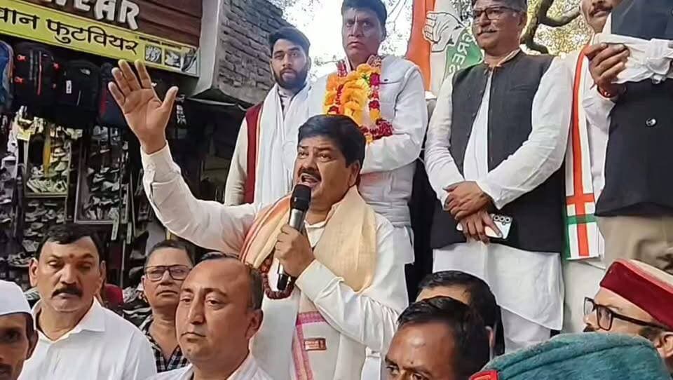 🚩 रुद्रप्रयाग पहुंची कांग्रेस की न्याय यात्रा, गणेश गोदियाल के नेतृत्व में सरकार पर साधा निशाना
📍 बद्रीनाथ धाम से शुरू हुई न्याय यात्रा का कांग्रेस कार्यकर्ताओं ने किया जोरदार स्वागत
उत्तराखंड में कांग्रेस की न्याय यात्रा का सफर जारी है। प्रदेश कांग्रेस अध्यक्ष गणेश गोदियाल के नेतृत्व में बद्रीनाथ धाम से शुरू हुई न्याय यात्रा रुद्रप्रयाग पहुंची, जहां कांग्रेस कार्यकर्ताओं ने उत्साह के साथ यात्रा का स्वागत किया।
इस दौरान कांग्रेस ने अंकिता भंडारी हत्याकांड, चंदा चोरी के आरोपों, दुष्यंत गौतम को सिक्किम का राज्यपाल बनाए जाने और बद्रीनाथ धाम में चढ़ावे से जुड़े प्रकरण को लेकर प्रदेश सरकार को घेरा। कांग्रेस नेताओं ने विभिन्न मुद्दों पर जवाबदेही तय करने की मांग उठाई।
🔴 न्याय यात्रा के जरिए कांग्रेस प्रदेश के विभिन्न मुद्दों को जनता के बीच उठाने में जुटी है। अब देखना होगा कि कांग्रेस के सवालों पर प्रदेश सरकार की क्या प्रतिक्रिया सामने आती है।
📲 खबर को शेयर करें और जुड़े रहें ताजा अपडेट्स के लिए।
#Rudraprayag #Congress #NyayYatra #GaneshGodiyal #UttarakhandNews #AnkitaBhandari #BadrinathDham #UttarakhandPolitics