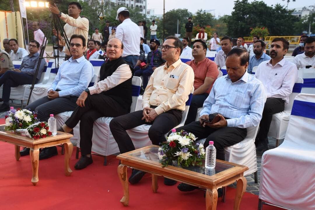 -उत्तर पश्चिम रेलवे द्वारा जयपुर के पत्रिका गेट पर स्वच्छता प्रदर्शनी एवं ‘रेल जन संवाद’ कार्यक्रम आयोजित
-महाप्रबंधक श्री पंकज शर्मा ने प्रदर्शनी का अवलोकन कर ,आमजन को रेलवे में स्वच्छता के प्रति जागरूकता का दिया संदेश
@followers @top fans News 24 Udaipur
#viralpost #nonfollowers #RailwayNews #swatchbharatabhiyan
उत्तर पश्चिम रेलवे द्वारा रेलवे परिसरों एवं ट्रेनों में स्वच्छता को बढ़ावा देने, यात्री सुविधाओं को बेहतर बनाने तथा आमजन में स्वच्छता के प्रति जागरूकता बढ़ाने के उद्देश्य से विशेष अभियान-6.0 के अंतर्गत शुक्रवार, 23 अक्टूबर 2026 को जयपुर स्थित पत्रिका गेट पर स्वच्छता प्रदर्शनी एवं ‘रेल जन संवाद’ कार्यक्रम का आयोजन किया गया। इस अवसर पर स्वच्छता पर आधारित नुक्कड़ नाटक, लघु फिल्म, प्रदर्शनी एवं प्रश्नोत्तरी जैसी गतिविधियों के माध्यम से आमजन को स्वच्छता के प्रति जागरूक किया गया।
कार्यक्रम के स्वागत संबोधन में उत्तर पश्चिम रेलवे के मुख्य जनसंपर्क अधिकारी श्री अमित सुदर्शन ने कार्यक्रम की संक्षिप्त जानकारी प्रदान करते हुए विशेष अभियान-6.0 के उद्देश्यों एवं रेलवे में स्वच्छता के प्रति जागरूकता बढ़ाने के लिए किए जा रहे प्रयासों के बारे में बताया।
श्री पंकज शर्मा , महाप्रबंधकउत्तर पश्चिम रेलवे ने स्वच्छता प्रदर्शनी का अवलोकन किया तथा आमजन को रेलवे में स्वच्छता संबंधी पहलों, संसाधनों के बेहतर प्रबंधन और स्वच्छता व्यवस्था में सुधार के लिए किए जा रहे प्रयासों की जानकारी दी। कार्यक्रम के माध्यम से आमजन को स्वच्छ रेल परिसर के निर्माण में सक्रिय भागीदारी निभाने के लिए प्रेरित किया गया।
महाप्रबंधक श्री पंकज शर्मा ने बताया कि भारत सरकार के स्वच्छ भारत अभियान के अंतर्गत उत्तर पश्चिम रेलवे द्वारा 17 सितंबर से 2 अक्टूबर 2026 तक “स्वच्छता में सहभागिता, स्वच्छ भारत, विकसित भारत” थीम पर ‘स्वच्छता ही सेवा’ अभियान चलाया गया। इस दौरान 8,000 से अधिक स्वच्छता लक्षित इकाइयों को चिह्नित कर उनके रूपांतरण एवं सुधार की दिशा में कार्य किया गया। साथ ही, सार्वजनिक स्थलों, विद्यालयों एवं रेलवे परिसरों में विभिन्न स्वच्छता गतिविधियां आयोजित की गईं, जिनमें सफाई मित्रों, यात्रियों और आमजन की सक्रिय भागीदारी सुनिश्चित की गई।
महाप्रबंधक ने बताया कि विशेष अभियान-6.0 के अंतर्गत ई-वेस्ट के समुचित निस्तारण तथा स्वच्छता व्यवस्था को अधिक प्रभावी बनाने के लिए भी कार्य किया जा रहा है। इसी अभियान के तहत 22 अक्टूबर 2026 को उत्तर पश्चिम रेलवे के विभिन्न स्टेशनों पर मेगा ड्राइव के अंतर्गत ‘रेल जन संवाद’ कार्यक्रम आयोजित किए गए। रेल जन संवाद के दौरान रेल सुविधाओं के संबंध में फीडबैक लिया गया तथा यात्रा के दौरान सामने आने वाली समस्याओं के बारे में जानकारी प्राप्त की गई। प्राप्त सुझावों एवं समस्याओं की गहनता से समीक्षा कर उनके समाधान और आवश्यक सुधार के लिए नियमानुसार कार्रवाई की जा रही है।
उन्होंने कहा कि स्वच्छता को हमें अपनी आदत और कार्य संस्कृति का अभिन्न हिस्सा बनाना चाहिए। प्रत्येक व्यक्ति को अपने आसपास स्वच्छता बनाए रखने में योगदान देना चाहिए।
कार्यक्रम के दौरान रेलवे सुरक्षा बल के बैंड दल ने मनमोहन प्रस्तुतियां दी गई।
उत्तर पश्चिम रेलवे द्वारा आमजन एवं यात्रियों की सक्रिय भागीदारी के माध्यम से रेलवे सेवाओं को अधिक सुविधाजनक बनाने, स्वच्छता व्यवस्था में निरंतर सुधार करने तथा स्वच्छ रेल वातावरण विकसित करने के लिए उत्तर पश्चिम रेलवे द्वारा लगातार प्रयास किए जा रहे हैं।
इस दौरान अपर महाप्रबंधक श्री जे.एस लाकरा मंडल रेल प्रबंधक जयपुर मंडल श्री रवि जैन सहित मुख्यालय के अधिकारी गण, कर्मचारी गण, मीडिया मीडिया के प्रतिनिधिगण एवं आमजन उपस्थित रहे।