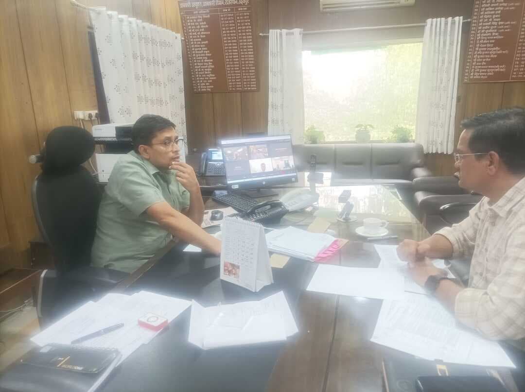आबकारी आयुक्त ने प्रदेश में संचालित
मदिरा निर्माण इकाईयों की वीसी द्वारा ली बैठक
@followers @top fans News 24 Udaipur
<nis:link nis:type=tag nis:id=udaipur nis:value=udaipur nis:enabled=true nis:link/> <nis:link nis:type=tag nis:id=viralpost nis:value=viralpost nis:enabled=true nis:link/> <nis:link nis:type=tag nis:id=nonfollowers nis:value=nonfollowers nis:enabled=true nis:link/> <nis:link nis:type=tag nis:id=excisedepartment nis:value=ExciseDepartment nis:enabled=true nis:link/>
उदयपुर, 23 अक्टूबर। आबकारी आयुक्त नमित मेहता ने प्रदेश मेें संचालित मदिरा निर्माण इकाईयों की विडियों कांफ्रेंस के माध्यम से बैठक लेते हुए वित्तिय वर्ष के तहत उत्पादन, आपूर्ति, राजस्व, बोटलिंग फीस, आबकारी शुल्क, परमिट फीस, जिलों की मांग के अनुरूप आपूर्ति पूर्ति के संबंध में आवश्यक निर्देश प्रदान किए।
आबकारी आयुक्त ने वीसी में प्रासव अथवा मदिरा निर्माण इकाईयों के प्रभारी आबकारी अधिकारियों से गत वर्ष की तुलना में उत्पादन, आपूर्ति, राजस्व, बोटलिंग फीस, उत्पादन यूनिट्स की समस्याएं, श्रमिक उपलब्धता आदि के संबंध में विस्तृत जानकारी लेते हुए कहा कि कई यूनिट्स अपनी उत्पादन क्षमता के अनुरूप कार्यरत नही है। उत्पादन संबंधी समस्या निस्तारण के लिए मदिरा निर्माण इकाईयों को निर्धारित 12 घंटे के समय तक कार्यरत रखना सुनिश्चित करें साथ ही श्रमिक संबंधी समस्याओं का स्थानीय स्तर पर रिव्यू कर आवष्यक समाधान करें। इसी क्रम में जिन यूनिट्स में प्रोडक्शन लाईन एक से अधिक है वहां दूसरी प्रोडक्शन लाईन को प्रारंभ किया जाना चाहिए जिससे मांग के अनुरूप आपूर्ति सुनिश्चित की जा सके।
वीसी में संबंधित जिला आबकारी अधिकारियों को भी मदिरा निर्माण इकाईयों संबंधी समस्याओं को रिव्यू कर निस्तारण संबंधी निर्देश प्रदान किए गए। इस मौके पर समस्त डीईओ को 15 प्रतिशत अधिक राजस्व ग्रोथ सुनिश्चित करते हुए वांछित लक्ष्य प्राप्ति हेतु निर्देशित भी किया गया। इस अवसर पर अतिरिक्त आबकारी आयुक्त प्रदीप सिंह सांगावत ने मदिरा निर्माण इकाईयों से उत्पादन एवं आपूर्ति के संबंध में विस्तृत जानकारी ली। वीसी में प्रदेश के समस्त अतिरिक्त आबकारी आयुक्त जोन, जिला आबकारी अधिकारी, प्रभारी आबकारी अधिकारी मदिरा निर्माण इकाईयां आदि मौजूद रहे।