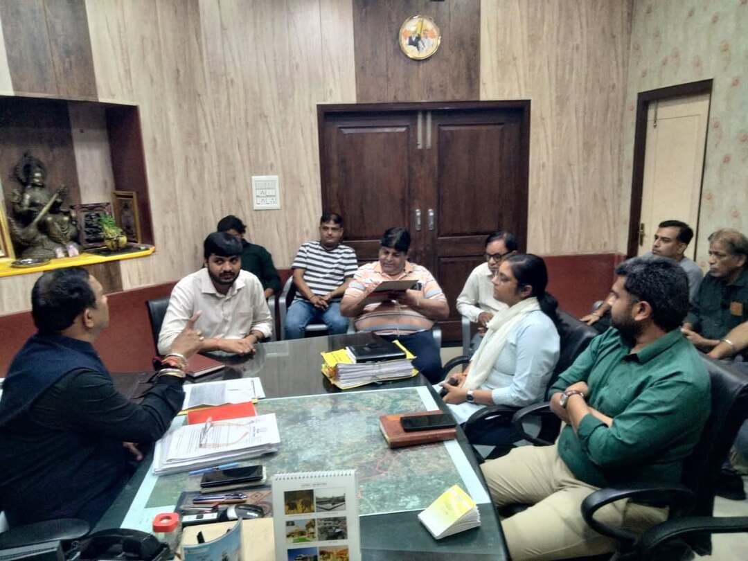 (1) बहुप्रतीक्षित शक्तिनगर बॉटलनेक का रास्ता साफ , आज से शुरू होगा निर्माण कार्य।
महापौर पारस सिंघवी के प्रयास हुए सफल, दीपावली से पहले उदयपुरवासियों को मिलेगी एक और सौगात।
@followers @top fans News 24 Udaipur
#udaipur #viralpost #nonflower
उदयपुर। उदयपुर शहर के बहुप्रतीक्षित शक्तिनगर बॉटलनेक के समाधान का रास्ता आखिरकार साफ हो गया है। नगर निगम महापौर पारस सिंघवी के विशेष प्रयासों और विस्थापित परिवारों के साथ सकारात्मक संवाद के बाद इस महत्वपूर्ण कार्य को शुरू करने पर सहमति बन गई है। शुक्रवार को महापौर कार्यालय में आयोजित बैठक में सभी संबंधित विस्थापित परिवारों की सहमति से शनिवार से निर्माण कार्य प्रारंभ करने का निर्णय लिया गया। नगर निगम द्वारा दीपावली से पहले शहरवासियों को इस महत्वपूर्ण विकास कार्य की सौगात देने की दिशा में कदम बढ़ा दिया गया है।
महापौर पारस सिंघवी की अध्यक्षता में आयोजित बैठक में नगर निगम आयुक्त अभिषेक खन्ना, उपनगर नियोजक सिराजुद्दीन, अधिशासी अभियंता अखिल गोयल, निगम पुलिस निरीक्षक मंगीलाल डांगी, क्षेत्रीय पार्षद विजय आहूजा सहित शक्तिनगर बॉटलनेक से संबंधित सभी आठ विस्थापित परिवारों के प्रतिनिधि उपस्थित रहे। बैठक में लंबे समय से लंबित प्रकरण पर विस्तार से चर्चा की गई तथा आपसी सहमति से समाधान निकालते हुए निर्माण कार्य शुरू करने का मार्ग प्रशस्त किया गया।
सात दिन में जमा करानी होगी शेष राशि।
बैठक में सहमति बनी कि जिन विस्थापित परिवारों ने निर्धारित राशि अभी तक जमा नहीं कराई है, वे आगामी सात दिवस में राशि जमा कराएंगे। वहीं, जिन दो परिवारों को भूखंड के बदले राशि दी जानी है, उन्हें नगर निगम की ओर से शुक्रवार को ही चेक प्रदान कर दिए गए है। इससे प्रकरण के शेष वित्तीय एवं प्रशासनिक पहलुओं का समाधान सुनिश्चित करने में मदद मिलेगी।
बैठक में यह भी तय किया गया कि सभी संबंधित परिवारों द्वारा निर्धारित राशि जमा कराने के 30 दिवस के भीतर अधिग्रहित भूमि के बदले आवंटित किए जाने वाले भूखंडों के आवंटन पत्र एवं कब्जा पत्र जारी कर दिए जाएंगे। इसके साथ ही सभी संबंधित भूखंडधारकों द्वारा समर्पित भूमि का कब्जा शुक्रवार को ही नगर निगम को सौंप दिया जाएगा। भूमि का कब्जा मिलने के बाद निगम द्वारा भराव हटाने, सड़क निर्माण और नालियों के निर्माण सहित आवश्यक विकास कार्य तत्काल प्रभाव से शनिवार से ही शुरू कर दिए जाएंगे जिससे दीपावली तक कार्य संपूर्ण हो सके।
महापौर सिंघवी की पहल से वर्षों से लंबित कार्य को मिली गति।
शक्तिनगर बॉटलनेक की समस्या के समाधान को लेकर नगर निगम लंबे समय से प्रयासरत था, लेकिन विभिन्न कारणों से सकारात्मक परिणाम सामने नहीं आ पा रहे थे। इस महत्वपूर्ण समस्या के समाधान के लिए महापौर पारस सिंघवी ने पहल करते हुए संबंधित परिवारों के प्रतिनिधि सुनील कालरा, पुरुषोत्तम लीलानी, ओमप्रकाश डोडेजा, संजय पाहूजा, स्वरूप विनोद तुलसीजा, नन्दलाल बुद्धराज, मनोज कालरा सुजाता कालरा और निगम अधिकारियों के बीच समन्वय स्थापित किया। शुक्रवार को आयोजित बैठक में सभी पक्षों की बात सुनकर व्यावहारिक समाधान पर सहमति बनाई गई।महापौर पारस सिंघवी के प्रयासों से बनी इस सहमति को शहर के विकास की दिशा में महत्वपूर्ण उपलब्धि माना जा रहा है। बॉटलनेक के समाधान से संबंधित सड़क एवं आधारभूत संरचना विकास कार्यों को गति मिलेगी और क्षेत्र में आवागमन को बेहतर बनाने में मदद मिलेगी।
दीपावली से पहले विकास कार्य की सौगात।
नगर निगम आयुक्त अभिषेक खन्ना ने बताया कि निगम का प्रयास है कि दीपावली से पहले इस महत्वपूर्ण कार्य को गति देकर शहरवासियों को राहत प्रदान की जाए। शनिवार से निर्माण कार्य शुरू होने के साथ ही शक्तिनगर बॉटलनेक के समाधान की दिशा में लंबे समय से प्रतीक्षित कार्रवाई धरातल पर उतरने जा रही है। महापौर पारस सिंघवी की पहल और सभी संबंधित पक्षों की सहमति से लिया गया यह निर्णय उदयपुर के विकास कार्यों को आगे बढ़ाने में महत्वपूर्ण साबित होगा।
(2) सफाई में अव्यस्था एवं तय शर्तों के अनुसार सफाई कार्य नहीं करने पर ठेकेदार को नोटिस।
सफाई को लेकर लापरवाही नहीं होगी बरदास्त।
लाखों खर्च होने के बावजूद यू डी ए क्षेत्रों में आशानुरूप सफाई नहीं।
लापरवाही पर होगी सख्त कार्यवाही - महापौर।
उदयपुर। शहर में सफाई व्यवस्था को बेहतर बनाने और रोड स्वीपिंग से एकत्रित कचरे का समय पर निस्तारण सुनिश्चित करने के लिए नगर निगम ने संबंधित ठेकेदार को नोटिस जारी किया है। निरीक्षण के दौरान संज्ञान में आया कि ठेका फर्म द्वारा निविदा में निर्धारित शर्तों के अनुसार कार्य नहीं किया जा रहा है तथा कचरा संग्रहण, परिवहन और एमटीएस की सफाई से संबंधित विभिन्न शर्तों की पालना में लापरवाही बरती जा रही है। निगम महापौर पारस सिंघवी ने स्पष्ट किया है कि सफाई व्यवस्था में लापरवाही बर्दाश्त नहीं की जाएगी और निर्धारित शर्तों का पालन नहीं करने पर संबंधित फर्म के विरुद्ध नियमानुसार सख्त कार्रवाई की जाएगी।
निगम महापौर पारस सिंघवी ने बताया कि नगर निगम द्वारा शहर के विभिन्न वार्डों में रोड स्वीपिंग से एकत्रित कचरे के निस्तारण के लिए निविदा आमंत्रित की गई थी। इसके तहत आपी मल्टी क्लीन सर्विसेज को 1 अप्रैल 2026 को कार्यादेश जारी किया गया था। निरीक्षण के दौरान निविदा की शर्त संख्या 4 के बिंदु 4.1.6 के विभिन्न प्रावधानों की पालना में कमी सामने आई। निविदा की शर्तों के अनुसार प्राथमिक कचरा संग्रहण एवं परिवहन के लिए 23 ऑटो टिपर लगाए जाने हैं। प्रत्येक टिपर के साथ एक चालक और एक स्वीपर अथवा सैनिटेशन वर्कर की तैनाती अनिवार्य है। इसी प्रकार द्वितीय परिवहन के लिए छह कॉम्पेक्टर गाड़ियां, एक एक्सकेवेटर-कम-लोडर मशीन, दो डंपर ट्रक और पांच ट्रैक्टर-ट्रॉली का उपयोग किया जाना निर्धारित है। वहीं, प्रत्येक एमटीएस पर दो स्वीपर तैनात कर परिसर की नियमित सफाई करवाना भी निविदा की अनिवार्य शर्त है।
निरीक्षण के दौरान इन निर्धारित व्यवस्थाओं से संबंधित शर्तों की पूर्ण पालना नहीं पाए जाने पर संबंधित अधिकारियों को फर्म को पाबंद करने के निर्देश दिए गए हैं। साथ ही, निर्देशित किया गया है कि यदि फर्म द्वारा शर्तों की पालना सुनिश्चित नहीं की जाती है, तो उसे डिबार करने संबंधी कार्रवाई की जाए और तीन दिवस के भीतर कार्रवाई की रिपोर्ट प्रस्तुत की जाए।
निगम महापौर पारस सिंघवी ने कहा कि सफाई व्यवस्था पर लाखों रुपये खर्च किए जाने के बावजूद यूडीए क्षेत्रों में अपेक्षित स्तर की सफाई नहीं होना गंभीर विषय है। इसलिए ठेका फर्म को अपनी जिम्मेदारी के अनुरूप निर्धारित संसाधनों, कर्मचारियों और व्यवस्थाओं के साथ कार्य करना होगा। सफाई कार्यों की निगरानी की जाएगी तथा निविदा की शर्तों की अवहेलना पाए जाने पर नियमानुसार सख्त कार्रवाई की जाएगी।