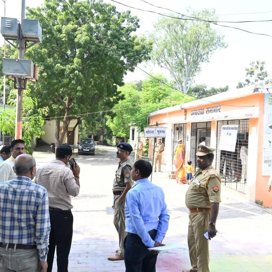 विधान परिषद निर्वाचन-2026 के दृष्टिगत जिलाधिकारी एवं पुलिस अधीक्षक ने मतदान केंद्रों का किया गहन निरीक्षण
निर्वाचन प्रक्रिया को निष्पक्ष, पारदर्शी एवं शांतिपूर्ण ढंग से संपन्न कराने के दिए निर्देश
उत्तर प्रदेश विधान परिषद के इलाहाबाद-झांसी खंड स्नातक निर्वाचन-2026 को सकुशल, निष्पक्ष एवं शांतिपूर्ण ढंग से संपन्न कराने के दृष्टिगत जिलाधिकारी/जिला निर्वाचन अधिकारी श्री पुलकित गर्ग एवं पुलिस अधीक्षक श्री अरुण कुमार सिंह ने जनपद के विभिन्न मतदान केंद्रों का गहन निरीक्षण किया।
निरीक्षण के दौरान अधिकारियों ने चित्रकूट इंटर कॉलेज, चित्रकूट स्थित मतदान केंद्र संख्या 162, 163, 164, 164अ, 165 एवं 165अ, विकासखंड पहाड़ी के बूथ संख्या 167 एवं 167अ, नगर पंचायत राजापुर के बूथ संख्या 171, विकासखंड मऊ के बूथ संख्या 167 एवं 168 तथा विकासखंड रामनगर के बूथ संख्या 170 पर पहुंचकर निर्वाचन संबंधी व्यवस्थाओं का जायजा लिया।
जिलाधिकारी एवं पुलिस अधीक्षक ने मतदान केंद्रों पर तैनात सेक्टर मजिस्ट्रेट एवं संबंधित कर्मचारियों को आवश्यक दिशा-निर्देश देते हुए कहा कि निर्वाचन आयोग द्वारा जारी दिशा-निर्देशों का अक्षरशः अनुपालन सुनिश्चित किया जाए। निर्वाचन प्रक्रिया के दौरान किसी भी स्तर पर लापरवाही अथवा शिथिलता न बरती जाए तथा सभी अधिकारी एवं कर्मचारी अपने दायित्वों का निर्वहन पूरी गंभीरता एवं जिम्मेदारी के साथ करें।
जिलाधिकारी ने विशेष रूप से निर्देशित किया कि मतपेटियों को निर्धारित प्रक्रिया के अनुसार सावधानीपूर्वक सील किया जाए तथा निर्वाचन संबंधी सभी आवश्यक औपचारिकताएं निर्धारित मानकों के अनुरूप पूर्ण की जाएं।
*जिलाधिकारी द्वारा जनपद के सभी बूथों पर लगातार भ्रमणशील रहकर शांतिपूर्ण तरीके से कार्यक्रम संपन्न कराया गया।*