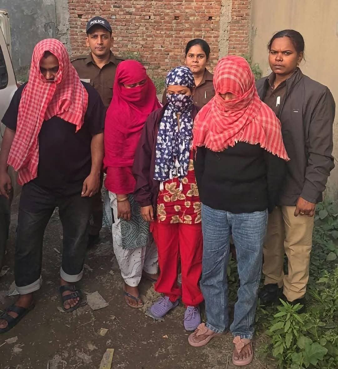 🚨 देहरादून में सेक्स रैकेट का पर्दाफाश, व्हाट्सएप पर भेजी जाती थीं युवतियों की तस्वीरें
मौके से आपत्तिजनक सामग्री और ₹3,500 बरामद
देहरादून के पटेलनगर क्षेत्र में कथित देह व्यापार के मामले का पुलिस ने पर्दाफाश किया है। संस्कृति लोक कॉलोनी की लेन नंबर-1 स्थित एक किराये के मकान में छापेमारी कर पुलिस ने एक महिला समेत चार लोगों को गिरफ्तार किया है। पुलिस के मुताबिक, मकान में अनैतिक गतिविधियां संचालित होने की सूचना पर यह कार्रवाई की गई।
व्हाट्सएप के जरिए ग्राहकों से संपर्क का आरोप
पुलिस की प्रारंभिक पूछताछ के अनुसार, अजमीरा नाम की महिला किराये का मकान लेकर कथित तौर पर इस गतिविधि का संचालन कर रही थी। आरोप है कि ग्राहकों से फोन और व्हाट्सएप के जरिए संपर्क किया जाता था और उन्हें महिलाओं की तस्वीरें भेजी जाती थीं। मांग के अनुसार बाहरी जनपदों और राज्यों से महिलाओं को बुलाए जाने की बात भी सामने आई है।
एक महिला समेत चार गिरफ्तार
पुलिस ने मौके से अजमीरा (42), शेख अजीजल (30), रजनी (25) और अन्नू (23) को गिरफ्तार किया है। कार्रवाई के दौरान आपत्तिजनक सामग्री, दवाइयां और ₹3,500 की नकदी बरामद होने की जानकारी दी गई है।
चारों के खिलाफ पटेलनगर कोतवाली में अनैतिक व्यापार (निवारण) अधिनियम, 1956 की धारा 3, 4, 5 और 7 के तहत मुकदमा दर्ज किया गया है। पुलिस मामले में आगे की वैधानिक कार्रवाई कर रही है।
पुलिस का कहना है कि जनपद में अवैध गतिविधियों के खिलाफ अभियान जारी रहेगा।
<nis:link nis:type=tag nis:id=dehraduncrime nis:value=DehradunCrime nis:enabled=true nis:link/> <nis:link nis:type=tag nis:id=dehradunpolice nis:value=DehradunPolice nis:enabled=true nis:link/> <nis:link nis:type=tag nis:id=crimenews nis:value=CrimeNews nis:enabled=true nis:link/> <nis:link nis:type=tag nis:id=sexworker nis:value=sexworker nis:enabled=true nis:link/> <nis:link nis:type=tag nis:id=patelnagar nis:value=Patelnagar nis:enabled=true nis:link/> <nis:link nis:type=tag nis:id=uttarakhandnews nis:value=UttarakhandNews nis:enabled=true nis:link/> <nis:link nis:type=tag nis:id=newsmafiya nis:value=newsmafiya nis:enabled=true nis:link/> <nis:link nis:type=tag nis:id=whatsappstatus nis:value=whatsappstatus nis:enabled=true nis:link/> <nis:link nis:type=tag nis:id=everyone nis:value=everyone nis:enabled=true nis:link/> <nis:link nis:type=tag nis:id=highlights nis:value=highlights nis:enabled=true nis:link/>