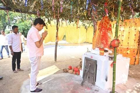 ଝାରସୁଗୁଡା: ବାରାଗଡ଼ରେ ମା’ ସମଲେଶ୍ୱରୀଙ୍କ ପୂଜାରେ ସାମିଲ ହେଲେ ଝାରସୁଗୁଡ଼ା ବିଧାୟକ ଟଙ୍କଧର ତ୍ରିପାଠୀ