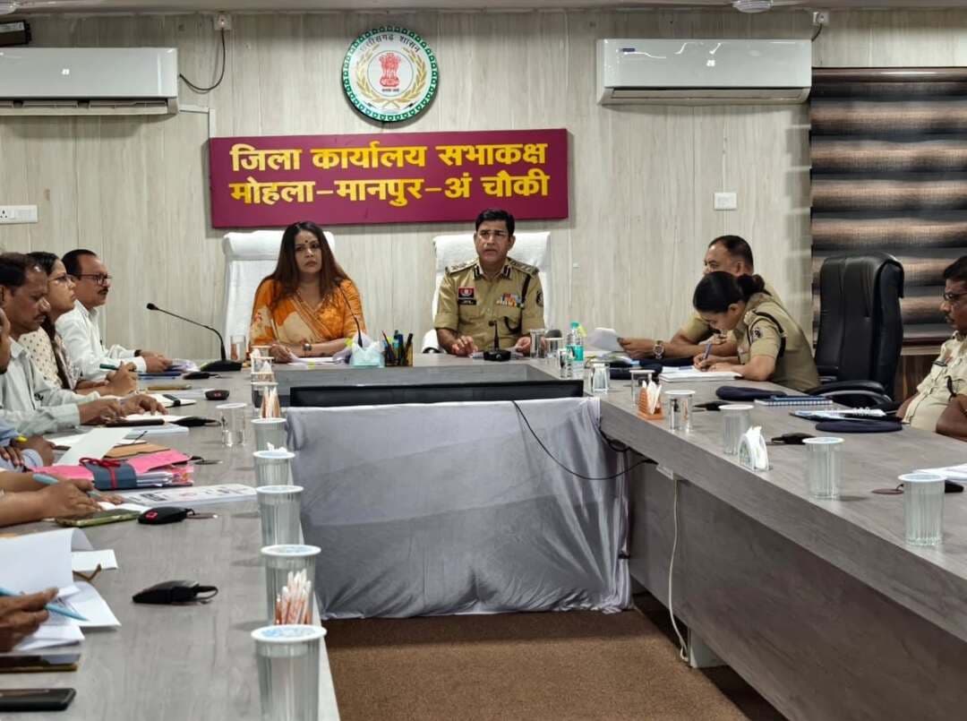 कलेक्टर श्रीमती तनुजा सलाम एवं वरिष्ठ पुलिस अधीक्षक श्री यशपाल सिंह ने कानून व्यवस्था, सड़क सुरक्षा और नशे के विरुद्ध कार्रवाई की समीक्षा की
- ब्लैक स्पॉट पर साइन बोर्ड लगाने, यातायात नियमों का पालन सुनिश्चित करने और साइबर अपराधों के प्रति जागरूकता बढ़ाने के दिए निर्देश
#mmacdistrict_cg #chhattishgarh #कानून_व्यवस्था
@chhattisgarhcmo @dpr.chhattisgarh