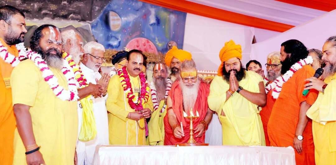 हजारों श्रद्धालुओं ने मथुरा के गांव में निकाली भव्य कलश यात्रा, त्यागी बाबा पुण्यतिथि महोत्सव का हुआ शुभारम्भ
राष्ट्रीय संत श्री सरजूदास जी महाराज ने संत-महात्माओं का किया अभिनंदन
समाज में सकारात्मकता का सशक्त मार्ग धर्म व सेवा : जल शक्ति मंत्री स्वतंत्र देव सिंह
बाटी। श्रीधाम बहुलावन, बाटी स्थित त्यागी बाबा आश्रम में साकेतवासी, वैष्णव कुलभूषण, श्रीश्री 108 महंत श्री श्यामदास जी महात्यागी (त्यागी बाबा) की प्रथम पुण्यतिथि महामहोत्सव का शुभारम्भ शुक्रवार को भव्य कलश यात्रा से हुआ। परम पूज्य श्री सियाराम जी महाराज की कृपा एवं पूज्य गुरुदेव श्री रामदास जी महाराज के सान्निध्य में तथा राष्ट्रीय संत श्री सरजूदास जी महाराज के नेतृत्व में मथुरा के श्री बहुलावन बाटी स्थित श्री सीताराम मंदिर महावीर बाग में यह कार्यक्रम 23 अक्टूबर 2026 से 31 अक्टूबर 2026 तक होने वाले इस कार्यक्रम में दुर्लभ संत-महात्माओं का आगमन होगा। महामंडलेश्वर श्री सरजूदास जी महाराज ने बताया कि भव्य कलश यात्रा में भजन-कीर्तन, जय श्रीराम के जयघोष और राधे-राधे की मधुर गूंज से ब्रजभूमि गुंजायमान हो गई। बहुलावन धाम से पूरे बाटी गांव के तीन किमी एरिया में हजारों श्रद्धालुओं के साथ कलश यात्रा निकाली गई। श्रद्धालुओं ने पूज्य गुरुदेव के श्रीचरणों में श्रद्धा-सुमन अर्पित कर उनके त्याग, तपस्या, गौ-सेवा एवं धर्ममय जीवन का भावपूर्ण स्मरण किया। समारोह को सम्बोधित करते हुए मुख्य अतिथि उत्तरप्रदेश के जल शक्ति मंत्री स्वतंत्र देव सिंह ने कहा कि धर्म व सेवा के कार्य निरन्तर होने से समाज में सकारात्मकता का माहौल बनता है। ईश्वर की कृपा और संत-महात्माओं का आशीर्वाद हमें सद्मार्ग के लिए प्रेरित करता है। आयोजन से जुड़े मोहित पहलवान ने बताया कि कार्यक्रम में श्री माधवाचार्यजी महाराज दाऊजी मंदिर मुम्बई, श्री दिलीप देवाचार्य जी महाराज श्री जगन्नाथ मंदिर अहमदाबाद, श्री विजयरामदेवाचार्य भैयाजी महाराज बल्लभगढ़, श्री वैष्णवदासजी महाराज श्रीधाम अयोध्या, श्री राजेन्द्रदासजी महाराज, जगन्नाथ मंदिर गुजरात, नासिक से महामंडलेश्वर श्री भक्तिदासजी महाराज, गुजरात से महंत श्री गरीबदास जी महाराज, महंत श्री विष्णुदासजी महाराज, महंत प्रेमदासजी महाराज, महंत शत्रुध्नदासजी महाराज, महंत श्री परसमदासजी महाराज, महंत श्री दीनबंधुदासजी महाराज, महंत श्री गंगादास जी महाराज, श्री रामेश्वरदास जी महाराज, संत रघुवीरदास जी महाराज, महामंडलेश्वर राधे बाबा, आचार्य धर्मदेव जी, महंत मौनी बाबा सहित अनेक संत-महात्माओं का पावन सान्निध्य मिला। इस वृहद आयोजन के लिए अनेक संत-महात्माओं द्वारा महामंडलेश्वर श्री सरजूदासजी महाराज का संत सम्मान किया गया। कलश्यात्रा के पश्चात् श्री श्यामसुन्दर पाराशर जी महाराज द्वारा श्रीमद्भागवत कथा का मंगलमय शुभारंभ किया गया। भगवान श्रीकृष्ण की भक्ति, प्रेम, करुणा और आध्यात्मिक ज्ञान से ओतप्रोत श्रीमद्भागवत कथा के शुभारंभ से संपूर्ण वातावरण भक्तिमय हो उठा। श्रीमद्भागवत कथा का वाचन श्री वृंदावन धाम, मथुरा के डॉ. श्यामसुंदर पाराशर द्वारा दोपहर 2 से शाम 5 बजे तक किया जाएगा। 30 अक्टूबर को रात्रि 8 से 11 बजे तक श्रीकुंजबिहारी श्री हरिदास जी महाराज द्वारा तथा 31 अक्टूबर को बाबा श्री चित्र-विचित्र जी महाराज द्वारा विराट भजन संध्या का आयोजन किया जाएगा। इसी क्रम में श्री हनुमंत महायज्ञ व विराट संत सम्मेलन में देशभर से अनेक पूजनीय, दुर्लभ, तपस्वी, संत जगद्गुरु एवं धर्माचार्यों का आगमन होगा।