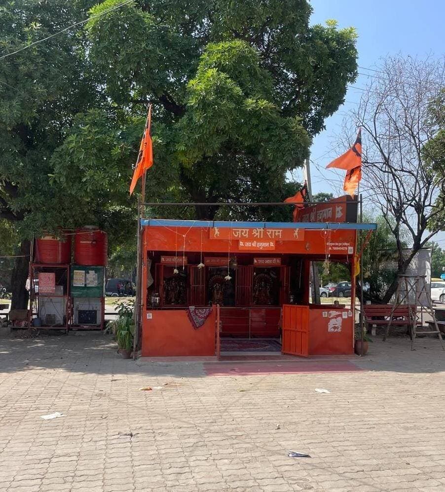 *काश कि पूर्व विधानसभा अध्यक्ष को पंचकूला के सेक्टर 11 व 15 के चौक के साथ लगती सरकारी पार्किंग एवं पार्क की जगह पर अवैध रूप से बनाये जा रहे मन्दिर भी दिखाई देते- ओ पी सिहाग ** पंचकूला , 23 अक्टूबर: बीते बुधवार को जिले की कष्ट निवारण समिति की बैठक में पंचकूला के पूर्व विधायक एवं विधानसभा अध्यक्ष रहे ज्ञानचंद गुप्ता द्वारा डी टी पी पंचकूला एवं उनके स्टाफ पर पैसे लेकर जिले के कंट्रोल्ड एरिया में अपनी जमीन पर जो लोग बिना इजाजत के अवैध कालोनियां काट रहे हैं या भवन निर्माण कर रहे हैं उनके खिलाफ कोई कार्रवाई नहीं करने का मुद्दा कष्ट निवारण कमेटी के अध्यक्ष एवं केबिनेट मंत्री कृष्णलाल पंवार के सामने बड़े ही जोर शोर से उठाया । इस बाबत जजपा ज़िला अध्यक्ष ओ पी सिहाग ने प्रतिक्रिया व्यक्त करते हुए कटाक्ष किया कि पूर्व स्पीकर को दूर दराज के क्षेत्रों में जो लोगों द्वारा खुद की जमीनों पर अवैध कालोनियां काटी जा रही है या अवैध निर्माण किया जा रहा है वो तो दिखाई दे गया तथा सेंकड़ों लोगों एवं जिले के सभी अधिकारियों के सामने डीटीपी पर रिश्वत लेकर अवैध निर्माण करने देने का गम्भीर आरोप तो लगा दिया परंतु उनको तथा बीजेपी के अन्य नेताओं को *पंचकूला के सबसे व्यस्त चौक सेक्टर 11 एवं सेक्टर 15 के साथ सेक्टर 11 की पार्किंग एवं सेक्टर 14 के पार्क की सरकारी जगह पर अवैध रूप से मन्दिर बनाये जा रहे हैं वो बिल्कुल भी दिखाई नहीं दिया।* ओ पी सिहाग ने कहा कि कंट्रोल्ड एरिया में किसी भी तरह के अवैध निर्माण को समय पर रोकना ज़िला नगर योजनाकार एवं उनके मातहत स्टाफ की जिम्मेवारी है परंतु ये जो करोडों रुपये की सरकारी जमीन पर मंदिर बनाये जा रहे हैं उनको हटाने बारे भी प्रदेश सरकार,बीजेपी के नेताओ एवं संबंधित विभाग के अधिकारियों की जिम्मेवारी है। जजपा ज़िला अध्यक्ष ओ पी सिहाग ने कहा कि अगर शहीद भगत सिंह चौक पर जो अवैध रूप से बनाये जा रहे दोनों मन्दिरों को नहीं हटाया गया तो आने वाले दिनों में इनकी वज़ह से इस चौक पर ट्रैफ़िक को कंट्रोल करना मुश्किल हो जाएगा क्योंकि अवैध मन्दिर बनाने वाले लोगों ने दोनों तरफ भंडारे लगाने शुरू कर दिए हैं जिससे सेंकड़ों लोग इस चौक पर अपने साधनो के साथ भंडारा खाने के लिए खड़े हो जाते हैं।