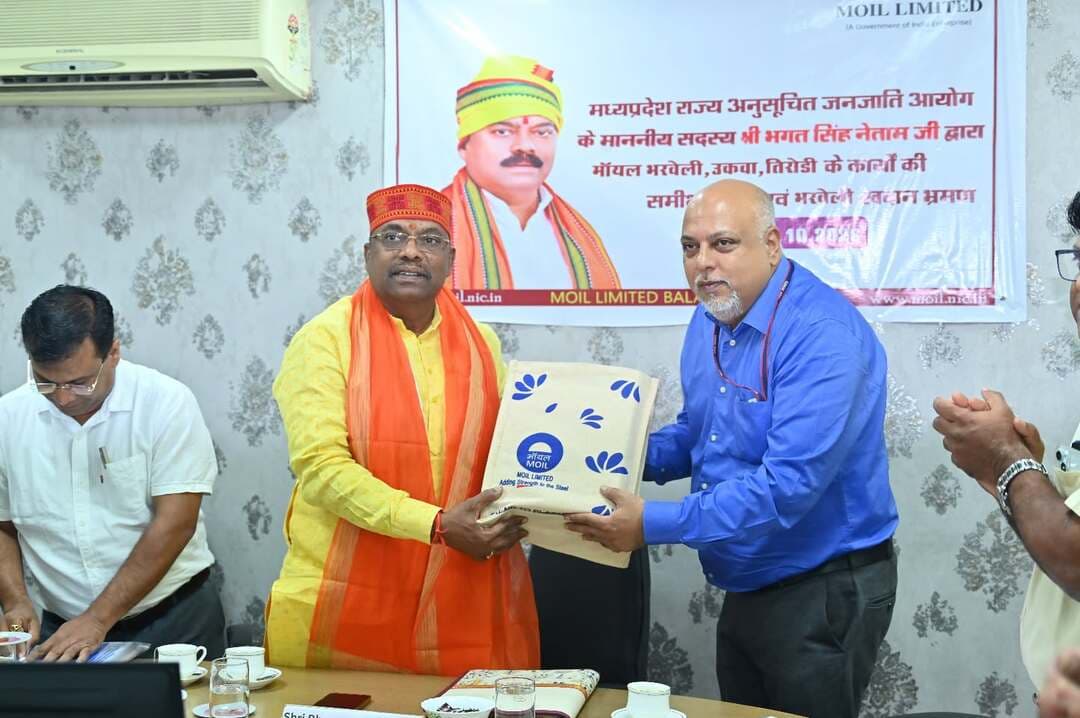 #बालाघाट
मध्यप्रदेश राज्य अनुसूचित जनजाति आयोग के सदस्य भगत सिंह नेताम ने मॉयल की बालाघाट खान में ली समीक्षा बैठक
मध्यप्रदेश राज्य अनुसूचित जनजाति आयोग के सदस्य श्री भगत सिंह नेताम ने 23 अक्टूबर 2026 को मॉयल लिमिटेड की बालाघाट खान में समीक्षा बैठक ली। बैठक में मॉयल की बालाघाट, उकवा एवं तिरोड़ी खदानों में उत्पादन, विकास कार्यों, कॉर्पोरेट सामाजिक उत्तरदायित्व (सीएसआर) के अंतर्गत किए जा रहे कार्यों तथा स्थानीय नागरिकों से जुड़ी विभिन्न समस्याओं पर विस्तार से चर्चा की गई। इस दौरान स्वास्थ्य सुविधाओं के विस्तार, शैक्षणिक संस्थानों के विकास, स्थानीय समस्याओं के निराकरण तथा सीएसआर से स्वीकृत कार्यों की नियमित निगरानी पर जोर दिया गया।
बैठक के प्रारंभ में मॉयल लिमिटेड नागपुर के प्रमुख महाप्रबंधक (खान) श्री राजेश भट्टाचार्य ने आयोग के सदस्य श्री भगत सिंह नेताम का स्वागत किया। बैठक में मॉयल लिमिटेड नागपुर, बालाघाट, उकवा एवं तिरोड़ी खदानों के वरिष्ठ अधिकारी उपस्थित रहे। इस अवसर पर परसवाड़ा तहसीलदार एवं उप तहसील उकवा के अधिकारी श्री कन्हैयालाल तेकाम सहित अन्य संबंधित व्यक्ति भी मौजूद थे। बैठक में उपस्थित सदस्यों का शॉल, श्रीफल एवं पौधा भेंट कर सम्मान किया गया।
खदानों के कार्यों एवं सीएसआर गतिविधियों की समीक्षा
बैठक के दौरान आयोग के सदस्य श्री नेताम ने अपने दौरे के उद्देश्य की जानकारी देते हुए मध्यप्रदेश राज्य अनुसूचित जनजाति आयोग के नियमों एवं कार्यप्रणाली के संबंध में बताया। इसके बाद मॉयल प्रबंधन के साथ बालाघाट, उकवा एवं तिरोड़ी खदानों में उत्पादन, विकास कार्यों और सीएसआर के माध्यम से संचालित गतिविधियों पर चर्चा की गई। श्री नेताम ने स्थानीय क्षेत्रों की आवश्यकताओं को ध्यान में रखते हुए विकास कार्यों को प्राथमिकता देने तथा जनसमस्याओं के निराकरण के लिए आवश्यक कदम उठाने पर जोर दिया।
उकवा में एम्बुलेंस और भरवेली स्कूल भवन के नवीनीकरण की मांग
बैठक में जनहित से जुड़े विभिन्न मुद्दे उठाए गए। स्वास्थ्य सुविधाओं को बेहतर बनाने के उद्देश्य से उकवा क्षेत्र के लिए एक एम्बुलेंस उपलब्ध कराने की मांग रखी गई। इसके अलावा सीएसआर के अंतर्गत भरवेली स्थित हायर सेकेंडरी स्कूल के भवन का नवीनीकरण कराने का प्रस्ताव भी रखा गया। भरवेली के मोक्षधाम में शेड निर्माण तथा उकवा में पुस्तकालय की व्यवस्था करने की मांग भी उठाई गई। इन कार्यों को स्थानीय नागरिकों की आवश्यकताओं से जोड़ते हुए इनके निराकरण की दिशा में पहल करने पर चर्चा हुई।
विस्थापितों की समस्याओं और शिक्षा में प्राथमिकता का मुद्दा उठा
बैठक में उकवा खान के लिए जमीन देने के बदले मुआवजा एवं नौकरी प्राप्त करने वाले प्रभावित लोगों की समस्याओं के समाधान का मुद्दा भी उठाया गया। इसके साथ ही डीएवी स्कूल में अनुसूचित जाति एवं अनुसूचित जनजाति वर्ग के बच्चों को शिक्षा के लिए प्राथमिकता देने की मांग रखी गई। भरवेली के सरपंच द्वारा प्रस्तुत समस्याओं का निराकरण करने पर भी चर्चा की गई। बैठक में उपस्थित अधिकारियों से स्थानीय लोगों की समस्याओं पर गंभीरता से विचार कर आवश्यक कार्रवाई करने की अपेक्षा व्यक्त की गई।
सीएसआर से स्वीकृत कार्यों की नियमित निगरानी पर जोर
श्री भगत सिंह नेताम ने कहा कि मॉयल लिमिटेड द्वारा सीएसआर के अंतर्गत जिन कार्यों के लिए राशि उपलब्ध कराई जाती है, उनकी समय-समय पर निगरानी भी की जानी चाहिए। इससे स्वीकृत कार्यों की प्रगति का आकलन किया जा सकेगा और यह सुनिश्चित करने में मदद मिलेगी कि निर्धारित राशि का उपयोग संबंधित उद्देश्य के लिए हो रहा है। बैठक में स्थानीय विकास, जनसुविधाओं तथा अन्य विभिन्न विषयों पर भी व्यापक चर्चा की गई। कार्यक्रम के अंत में उपस्थित सदस्यों को स्मृति भेंट देकर सम्मानित किया गया तथा आभार व्यक्त कर सभी के प्रति धन्यवाद ज्ञापित किया गया।
खदान का निरीक्षण कर कामगारों से की मुलाकात
समीक्षा बैठक के पश्चात आयोग के सदस्य श्री भगत सिंह नेताम ने बालाघाट खान का निरीक्षण किया। इस दौरान उन्होंने खदान में कार्यरत कामगारों एवं कर्मचारियों से मुलाकात की और खदान से संबंधित गतिविधियों की जानकारी ली।
#CMMadhyaPradesh #JansamparkMP #MOIL #WelfareTribal