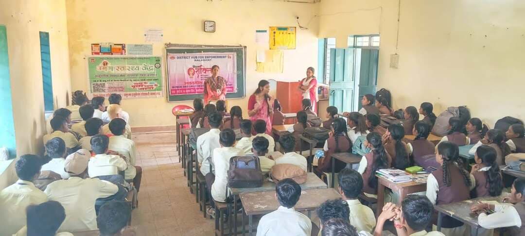 #बालाघाट
शासकीय हाई स्कूल लिंगा में महिला सुरक्षा एवं बाल संरक्षण पर जागरूकता कार्यक्रम आयोजित
महिला एवं बाल विकास विभाग द्वारा मिशन शक्ति अंतर्गत कलेक्टर श्री आदित्य सिंह एवं जिला कार्यक्रम अधिकारी श्री देवेंद्र सुंद्रियाल के मार्गदर्शन में विकासखंड परसवाड़ा के शासकीय हाई स्कूल लिंगा में जन-जागरूकता कार्यक्रम का आयोजन किया गया। कार्यक्रम वन स्टॉप सेंटर की प्रशासक रचना चौधरी के नेतृत्व में आयोजित हुआ।
कार्यक्रम का मुख्य उद्देश्य छात्र-छात्राओं को महिला सुरक्षा, बाल संरक्षण तथा उनके अधिकारों से संबंधित महत्वपूर्ण कानूनों एवं आपातकालीन सेवाओं की जानकारी देना था। इस दौरान विद्यार्थियों को चाइल्ड हेल्पलाइन 1098, महिला हेल्पलाइन 181, साइबर सुरक्षा हेल्पलाइन 1930 और पुलिस हेल्पलाइन 112 के बारे में विस्तार से बताया गया। इसके साथ ही वन स्टॉप सेंटर की कार्यप्रणाली, घरेलू हिंसा से महिलाओं का संरक्षण अधिनियम, पॉक्सो अधिनियम एवं बाल विवाह प्रतिषेध अधिनियम सहित अन्य कानूनी प्रावधानों की जानकारी देकर विद्यार्थियों को जागरूक किया गया। कार्यक्रम में वन स्टॉप सेंटर बैहर की केस वर्कर श्रीमती प्रीति हरिनखेड़े उपस्थित रहीं।
#CMMadhyaPradesh #JansamparkMP #mp_wcdmp