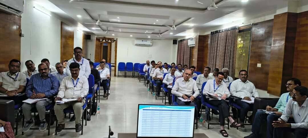 #बालाघाट
जिला सहकारी केंद्रीय बैंक में बैंकिंग कार्यों एवं डिजिटल सुविधाओं की समीक्षा
अपेक्स बैंक के विशेष कर्तव्यस्थ अधिकारी श्री पटले ने ली शाखा प्रबंधकों एवं पर्यवेक्षकों की बैठक
जिला सहकारी केंद्रीय बैंक मर्यादित बालाघाट के मुख्यालय में 22 अक्टूबर 2026 को कलेक्टर एवं बैंक प्रशासक श्री आदित्य सिंह के मार्गदर्शन में अपेक्स बैंक भोपाल के विशेष कर्तव्यस्थ अधिकारी श्री आर.सी. पटले ने शाखा प्रबंधकों, पर्यवेक्षकों, कक्ष प्रभारियों तथा बैंक मुख्यालय के अधिकारियों एवं कर्मचारियों की समीक्षा बैठक ली। बैठक में बैंकिंग कार्यों की प्रगति, कृषि ऋण वितरण एवं वसूली, अमानत वृद्धि, सदस्यता अभियान और डिजिटल बैंकिंग सुविधाओं सहित विभिन्न विषयों की समीक्षा कर आवश्यक दिशा-निर्देश दिए गए। बैठक में जिला सहकारी केंद्रीय बैंक बालाघाट के मुख्य कार्यपालन अधिकारी श्री अभिनव सिंह बघेल तथा प्रबंधक (लेखा) श्री पी. जोशी उपस्थित रहे।
ऋण वितरण, वसूली और अमानत वृद्धि की समीक्षा
बैठक में श्री पटले ने शाखावार एवं समितिवार अल्पकालीन ऋण वितरण के लक्ष्यों की पूर्ति, अमानत वृद्धि, कृषि ऋणों की वसूली और एनपीए की स्थिति की समीक्षा की। इसके साथ ही नवीन केसीसी जारी करने, नए बचत खाते खोलने, केसीसी की ऑनलाइन प्रगति, समितियों में खाद भंडारण एवं वितरण, शेष मांग तथा उपार्जन कार्य में समितिवार ऋण प्रविष्टियों की जानकारी ली। उन्होंने बैंक शाखाओं, मुख्यालय एवं अन्य बैंकों के बीच खातों के मिलान (रिकंसिलिएशन), समितियों में व्यवसाय विविधीकरण, मध्यमकालीन ऋण, पैक्स कम्प्यूटरीकरण तथा निष्क्रिय (डॉरमेंट) बचत खातों को सक्रिय करने जैसे विषयों की भी समीक्षा की। श्री पटले ने संबंधित अधिकारियों को निर्धारित लक्ष्यों की पूर्ति करने और बैंकिंग कार्यों में प्रगति लाने के निर्देश दिए।
बी-पैक्स सदस्यता अभियान पर दिया जोर
श्री पटले ने सदस्यता अभियान को महत्वपूर्ण बताते हुए अधिक से अधिक किसानों को बी-पैक्स समितियों से जोड़ने पर जोर दिया। उन्होंने कहा कि इस अभियान का मुख्य उद्देश्य किसानों को सहकारी बैंकिंग व्यवस्था से जोड़ना है, ताकि वे औपचारिक बैंकिंग प्रणाली और शासन की विभिन्न योजनाओं का लाभ प्राप्त कर सकें। उन्होंने बताया कि बी-पैक्स का सदस्य बनने पर पात्र किसानों को निर्धारित प्रावधानों के अनुसार शून्य प्रतिशत ब्याज दर पर फसल ऋण की सुविधा मिलती है। इसके साथ ही कृषि कार्यों के लिए बीज, खाद एवं अन्य आवश्यक संसाधन भी उपलब्ध कराए जाते हैं। उन्होंने अधिकारियों को सदस्यता अभियान के प्रति किसानों को जागरूक करने और अधिक से अधिक पात्र किसानों को इससे जोड़ने के निर्देश दिए।
सदस्यता और केसीसी की प्रक्रिया हुई ऑनलाइन
बैठक में नवीन सदस्यता पोर्टल के माध्यम से उपलब्ध कराई जा रही डिजिटल सुविधाओं की जानकारी भी दी गई। श्री पटले ने बताया कि अब बी-पैक्स समितियों की सदस्यता लेने तथा किसान क्रेडिट कार्ड (केसीसी) प्राप्त करने की प्रक्रिया को ऑनलाइन एवं पारदर्शी बनाया गया है। इसके लिए किसान के पास अद्यतन समग्र आईडी होना आवश्यक है। उन्होंने बताया कि नए नियमों के अनुसार किसानों को ऋण चुकाने के लिए प्रत्येक वर्ष 31 मार्च की अनिवार्यता नहीं रहेगी। अब किसान ऋण लेने की तारीख से एक वर्ष के भीतर ऋण चुका सकेंगे। इससे किसानों को ऋण चुकाने के लिए अधिक सुविधाजनक समय मिल सकेगा।
बैठक में बैंकिंग सेवाओं को बेहतर बनाने, डिजिटल सुविधाओं का अधिकाधिक उपयोग सुनिश्चित करने तथा किसानों को सहकारी बैंकिंग व्यवस्था से जोड़ने के संबंध में आवश्यक दिशा-निर्देश दिए गए। इस अवसर पर बैंक की विभिन्न शाखाओं के प्रबंधक, पर्यवेक्षक तथा मुख्यालय के अधिकारी एवं कर्मचारी उपस्थित रहे।
#CMMadhyaPradesh #JansamparkMP #cooperativedept