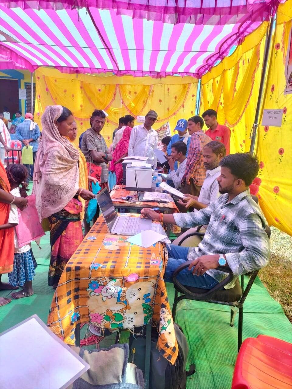 #बालाघाट
गिडोरी में लगाया गया जनसमस्या निवारण शिविर
एक ही स्थान पर मिलीं विभिन्न शासकीय सेवाएं
बिरसा विकासखंड की ग्राम पंचायत गिडोरी में बैगा जनजाति के परिवारों को शासन की जनकल्याणकारी योजनाओं एवं विभिन्न सरकारी सेवाओं का लाभ उपलब्ध कराने के उद्देश्य से जनसमस्या निवारण शिविर आयोजित किया गया। शिविर में प्रशासन एवं विभिन्न विभागों के अधिकारी-कर्मचारी ग्रामीणों के बीच पहुंचे और उनकी समस्याएं सुनकर आवेदन प्राप्त किए। इस दौरान प्रमाण पत्र, पंजीयन, आधार कार्ड, राशन एवं पेंशन संबंधी सेवाओं के लिए विभागवार काउंटर लगाए गए, जहां ग्रामीणों को आवश्यक सुविधाएं उपलब्ध कराई गईं। शिविर में सीईओ श्री नितिन भट्ट, तहसीलदार श्रीमती बबीता सूर्या, बीडीओ श्री बघेल, बीआरसी श्री डीलनसिंह परते, श्री नंदकिशोर टेकाम सहित विभिन्न विभागों के अधिकारी एवं कर्मचारी उपस्थित रहे।
शिविर में संबल योजना के अंतर्गत 22 पंजीयन किए गए तथा 3 लोगों के समग्र आईडी में नाम जोड़े गए। एम-राशन मित्र पोर्टल पर 19 हितग्राहियों के नाम दर्ज किए गए और पेंशन संबंधी एक आवेदन ऑनलाइन किया गया। जाति प्रमाण पत्र के लिए 37 आवेदन प्राप्त हुए, जिन पर शीघ्र कार्रवाई करते हुए एक सप्ताह के भीतर प्रमाण पत्र उपलब्ध कराने का प्रयास करने की बात कही गई। इसके साथ ही पूर्व में तैयार 266 जाति प्रमाण पत्रों का वितरण भी किया गया। आधार सेवाओं के अंतर्गत मौके पर 10 नए आधार कार्ड बनाए गए तथा 8 पुराने आधार कार्ड का अपडेशन किया गया। जन्म प्रमाण पत्र के लिए 8 आवेदन प्राप्त हुए, जिन पर आवश्यक कार्रवाई शुरू की गई। वहीं, एक व्यक्ति की समग्र ई-केवाईसी तथा खाद्यान्न प्राप्त करने वाले 14 हितग्राहियों की ई-केवाईसी भी की गई।
शिविर में शासकीय सेवाओं के साथ ग्रामीणों के स्वास्थ्य का भी ध्यान रखा गया। स्वास्थ्य विभाग की टीम ने ग्रामीणों का स्वास्थ्य परीक्षण कर आवश्यकतानुसार निःशुल्क दवाओं का वितरण किया। इस विशेष शिविर का उद्देश्य बैगा जनजाति के परिवारों तक सरकारी योजनाओं, प्रमाण पत्रों एवं विभिन्न विभागीय सेवाओं की पहुंच आसान बनाना रहा। एक ही स्थान पर कई विभागों की सेवाएं उपलब्ध होने से ग्रामीणों को अलग-अलग सरकारी कार्यालयों के चक्कर लगाने और दस्तावेजी कार्यों के लिए दूर जाने की परेशानी से राहत मिली। शिविर के माध्यम से पात्र हितग्राहियों को योजनाओं से जोड़ने तथा उनकी समस्याओं के निराकरण की दिशा में प्रयास किए गए।
#जनसमस्या_निवारण_शिविर
#CMMadhyaPradesh #JansamparkMP #gaddeptmp