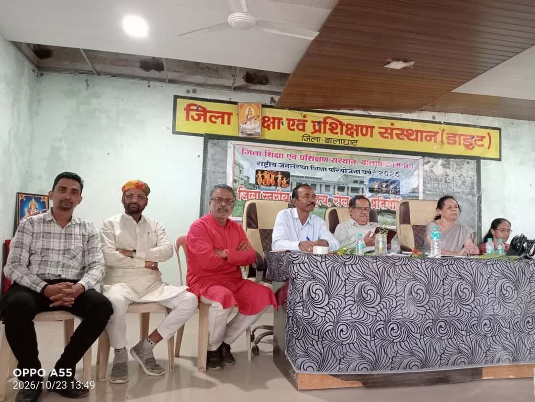 #बालाघाट
डाइट बालाघाट में जिला स्तरीय लोक नृत्य प्रतियोगिता आयोजित
विजेता टीम राज्य स्तर पर लेगी भाग
राष्ट्रीय जनसंख्या शिक्षा परियोजना वर्ष 2026-27 की कार्ययोजना के अंतर्गत डाइट बालाघाट में जिला स्तरीय लोक नृत्य प्रतियोगिता का आयोजन किया गया। जिला शिक्षा अधिकारी श्रीमती धनश्री जैन के मार्गदर्शन में आयोजित इस प्रतियोगिता में शिक्षा विभाग के शासकीय उच्चतर माध्यमिक विद्यालयों एवं माध्यमिक शालाओं में कक्षा 8वीं और 9वीं में अध्ययनरत विद्यार्थियों ने सहभागिता की। प्रतियोगिता का उद्देश्य विद्यार्थियों को लोक कला एवं संस्कृति से जोड़ने के साथ जनसंख्या शिक्षा से संबंधित विषयों के प्रति जागरूक करना रहा।
डाइट बालाघाट की बालिका शिक्षा प्रभारी श्रीमती स्मिता तितिरमारे ने बताया कि प्रतियोगिता के माध्यम से किशोरवय विद्यार्थियों में जनसंख्या शिक्षा से जुड़े मुद्दों की समझ विकसित करने और जागरूकता बढ़ाने का प्रयास किया जा रहा है। इसके साथ ही विद्यार्थियों में ऐसे कौशल विकसित करना भी उद्देश्य है, जिससे वे जीवन की विभिन्न चुनौतियों का सफलतापूर्वक सामना कर सकें। प्रतियोगिता के माध्यम से स्थानीय कला एवं संस्कृति को पहचानने तथा उसे नए संदर्भों से जोड़कर समझने का अवसर भी मिला। इसमें सादिपनी विद्यालय बालाघाट, शासकीय उत्कृष्ट विद्यालय बालाघाट, नेताजी सुभाष चंद्र बोस बालिका छात्रावास बैहर तथा बालक छात्रावास बालाघाट की टीमों ने भाग लिया।
प्रतियोगिता में निर्णायक के रूप में श्री एन.पी. मलगाम, श्री मनोज जैन, प्राचार्य एम.एल.बी. बालाघाट तथा नूतन कला निकेतन की श्रीमती ज्योति परिहार उपस्थित रहीं। आयोजन के दौरान डाइट स्टाफ से श्री एस.एन. पंडित, श्री के.डी. तितिरमारे, श्रीमती सरला भारद्वाज, सहनाज खान, सावित्री बिसेन, प्रशिक्षण सहायक सजल मस्की, सुधा लाडे, विशाखा चौधरी, शशिकला शेंडे एवं पुष्पा ओसले की उपस्थिति रही। जिला स्तरीय प्रतियोगिता के उपरांत विजेता टीम राज्य स्तरीय प्रतियोगिता में भाग लेकर जिले का प्रतिनिधित्व करेगी।
#CMMadhyaPradesh #JansamparkMP #schooledump