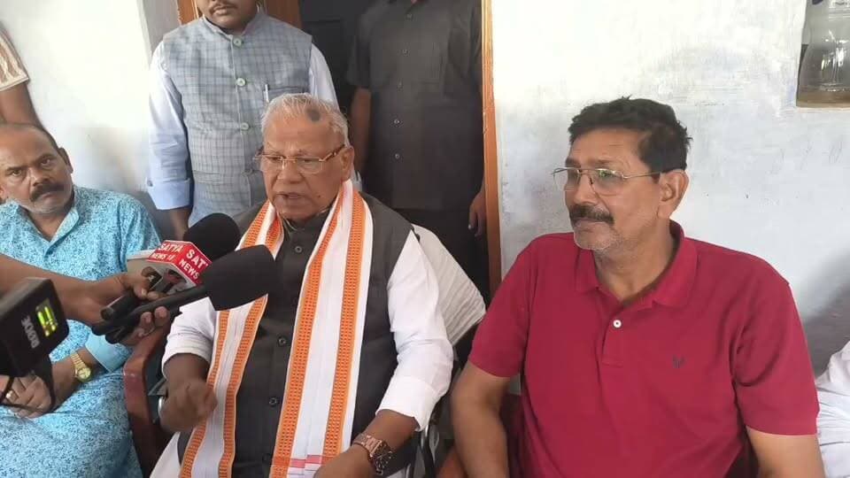दरोगा जी के दोनों बेटों को गोली मारने वाले दोनों अपराधियों के इनकाउंटर होने के बाद जितन राम मांझी पहुचें दरोगा जी के घर!
#bdbiharjharkhand #viralvideo #bihar