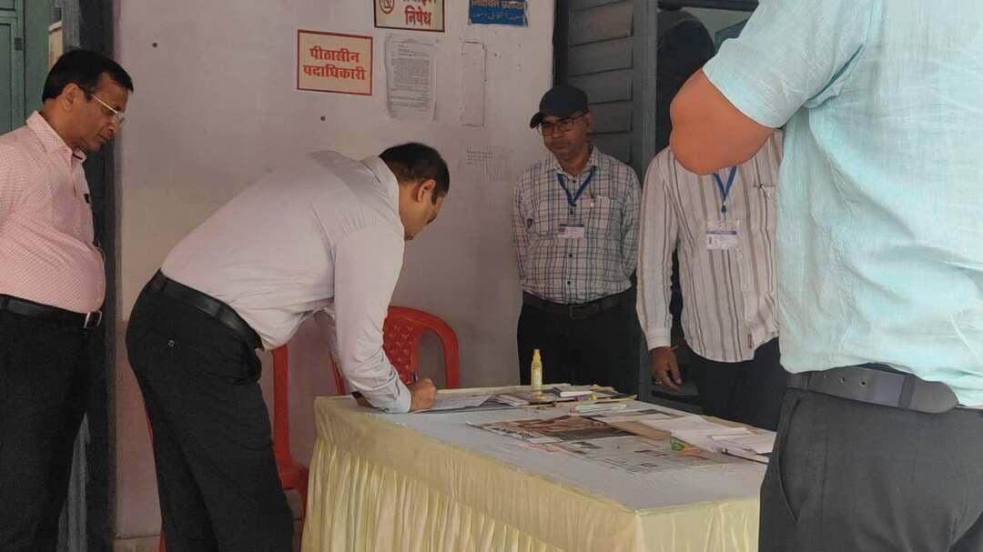 🗳️ जिलाधिकारी, समस्तीपुर ने अपने मताधिकार का किया प्रयोग।
बिहार विधान परिषद् के 05-दरभंगा शिक्षक एवं स्नातक निर्वाचन के तहत जिलाधिकारी, समस्तीपुर, श्री रोशन कुशवाहा ने मतदान केंद्र पर पहुँचकर अपने मताधिकार का प्रयोग किया और लोकतंत्र के इस महत्वपूर्ण पर्व में अपनी सहभागिता निभाई।
#जिलाधिकारी_समस्तीपुर #समस्तीपुर #MLCचुनाव #शिक्षकनिर्वाचन #स्नातकनिर्वाचन #मतदान #लोकतंत्र #निर्वाचन2026 #Samastipur
Chief Electoral Officer, Bihar
Information & Public Relations Department, Government of Bihar