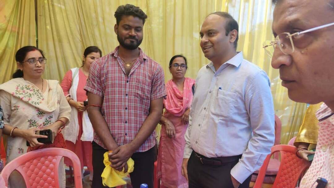 समस्तीपुर में MLC शिक्षक एवं स्नातक निर्वाचन शांतिपूर्ण ढंग से संपन्न। 🗳️
बिहार विधान परिषद् के 05-दरभंगा शिक्षक एवं स्नातक निर्वाचन के तहत समस्तीपुर में मतदान शांतिपूर्ण एवं व्यवस्थित तरीके से संपन्न हुआ। मतदान के दौरान जिला प्रशासन की सक्रियता एवं व्यवस्थाओं की कुछ महत्वपूर्ण झलकियाँ। 🗳️
#निर्वाचन2026 #DistrictAdministration #Samastipur #BiharElection2026
#BiharMLCElection2026
#05darbhanga
Chief Electoral Officer, Bihar
Information & Public Relations Department, Government of Bihar