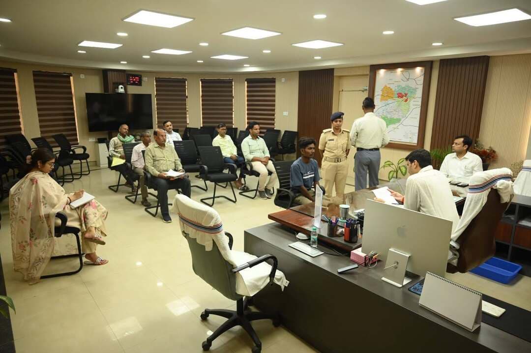 *ईज ऑफ लिविंग के तहत जिला जनता दरबार में 35 से अधिक आवेदकों की सुनी गई समस्याएँ, त्वरित कार्रवाई के दिए निर्देश*
दिनांक 23 अक्टूबर 2026, भोजपुर ,आरा।
जिला पदाधिकारी, भोजपुर, श्री मनेश कुमार मीणा द्वारा आज ईज ऑफ लिविंग के तहत आयोजित जिला जनता दरबार में 35 से अधिक आवेदकों की समस्याएँ सुनी गईं। जनता दरबार में विभिन्न प्रखंडों से आए लोगों ने अपनी समस्याओं से संबंधित आवेदन प्रस्तुत किए। इनमें मुख्य रूप से राजस्व एवं भूमि सुधार, ऊर्जा विभाग, जिला शिक्षा विभाग,जिला अल्पसंख्यक कल्याण विभाग एवं ग्रामीण कार्य विभाग से संबंधित मामले शामिल थे।
जिला पदाधिकारी महोदय ने सभी आवेदकों की समस्याओं को गंभीरता एवं संवेदनशीलता के साथ सुना तथा संबंधित पदाधिकारियों को मामलों की जाँच कर नियमानुसार आवश्यक कार्रवाई करने के निर्देश दिए। उन्होंने प्राप्त आवेदनों के समयबद्ध निष्पादन तथा लंबित मामलों की नियमित समीक्षा सुनिश्चित करने को कहा।
जिला पदाधिकारी महोदय ने कहा कि आमजन की समस्याओं का त्वरित एवं प्रभावी समाधान जिला प्रशासन की प्राथमिकता है। उन्होंने सभी संबंधित पदाधिकारियों को लोगों की समस्याओं पर संवेदनशीलता के साथ कार्रवाई करते हुए निर्धारित समय-सीमा में मामलों का निष्पादन सुनिश्चित करने का निर्देश दिया।
