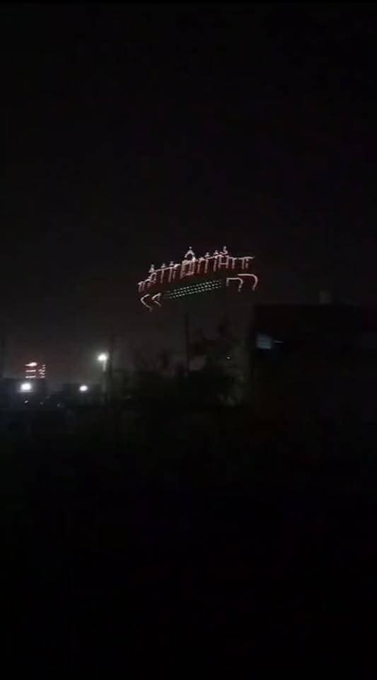 सनातन संवाद के बाद आसमान में दिखा अद्भुत नजारा, 500 ड्रोन से बनाई गई बागेश्वर धाम सरकार की छवि
मैहर में आयोजित सनातन संवाद कार्यक्रम के समापन के बाद भव्य ड्रोन शो का आयोजन किया गया। करीब 500 ड्रोन की मदद से आसमान में बागेश्वर धाम सरकार पंडित धीरेंद्र कृष्ण शास्त्री की छायाकृति बनाई गई। आसमान में उभरती इस आकर्षक छवि को देखकर कार्यक्रम स्थल पर मौजूद श्रद्धालु रोमांचित हो उठे। ड्रोन शो ने आयोजन में चार चांद लगा दिए और श्रद्धालुओं के लिए यह नजारा आकर्षण का केंद्र रहा