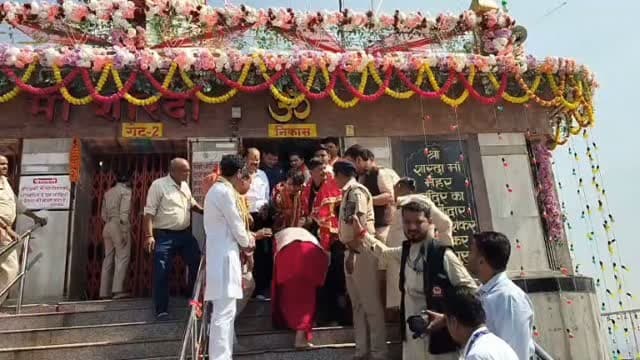 मैहर में मां शारदा के दर्शन करने पहुंचे धीरेंद्र कृष्ण शास्त्री