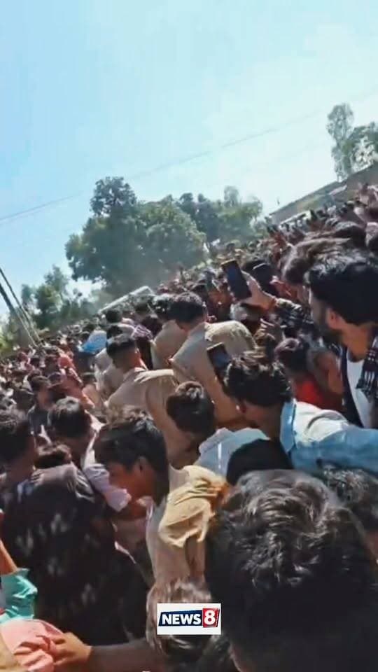 #Bahraich:- प्रेम प्रसंग में 16 वर्षीय किशोरी टावर पर चढ़ी, ऑनलाइन निकाह होने के बाद नीचे उतरने को राजी हुई किशोरी
बहराइच। जिले के मोतीपुर थाना क्षेत्र के चौधरी गांव बसथनवा में शुक्रवार सुबह प्रेम प्रसंग को लेकर एक 16 वर्षीय किशोरी टावर पर चढ़ गई। किशोरी के टावर पर चढ़ने की जानकारी मिलते ही गांव में हड़कंप मच गया। ग्रामीणों ने उसे नीचे उतारने का काफी प्रयास किया, लेकिन किशोरी अपनी जिद पर अड़ी रही।
सूचना मिलते ही मोतीपुर पुलिस मौके पर पहुंची और किशोरी को समझाकर सुरक्षित नीचे उतारने का प्रयास शुरू किया। लेकिन सफलता नहीं मिली ।
किशोरी गांव के ही एक युवक से निकाह करने की जिद पर अड़ी थी , युवक वर्तमान में मुंबई में रहकर मजदूरी करता है। किशोरी का कहना है कि वह युवक से ही शादी करना चाहती है। इसी मांग को लेकर वह टावर पर चढ़ गई।
काफी प्रयास के बाद कोई हल न निकलता देख पुलिस ने युवक के पिता मौके पर बुलाया जिसके बाद ग्रामीणों व पुलिस के समझाने के बाद युवक के परिजन निकाह के लिए तैयार हुए करीब 11 बजे फोन पर दोनो का निकाह पढ़ाया गया जिसके बाद किशोरी को नीचे उतारा जा रहा है #lucknow #facebookreelsviral #facebookviral #वायरल #facebookpost