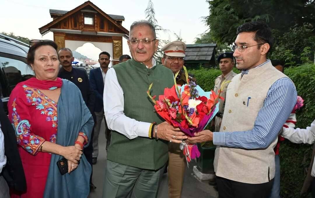 आधुनिक ज्ञान के साथ सांस्कृतिक विरासत का संरक्षण जरूरी: राज्यपाल कविन्द्र गुप्ता
डलहौजी हिलटॉप स्कूल के वार्षिक समारोह ‘विरासत-2026’ में बोले राज्यपाल, विकसित भारत-2047 के निर्माण में युवाओं की भूमिका अहम
हिमाचल 84 टीवी ब्यूरो डलहौजी।
हिमाचल प्रदेश के राज्यपाल कविन्द्र गुप्ता ने आधुनिक ज्ञान, विज्ञान एवं प्रौद्योगिकी को अपनाने के साथ भारतीय सांस्कृतिक विरासत और पारंपरिक मूल्यों के संरक्षण पर बल दिया। उन्होंने कहा कि राष्ट्रीय शिक्षा नीति-2020 शिक्षा व्यवस्था में परिवर्तन लाने और युवाओं को सशक्त बनाने की दिशा में महत्वपूर्ण भूमिका निभा रही है।
राज्यपाल शुक्रवार को डलहौजी हिलटॉप स्कूल के वार्षिक समारोह ‘विरासत-2026’ को संबोधित कर रहे थे। उन्होंने कहा कि शिक्षा का उद्देश्य केवल अच्छे अंक हासिल करना नहीं, बल्कि विद्यार्थियों में रचनात्मकता, आलोचनात्मक चिंतन, समस्या समाधान और सामाजिक उत्तरदायित्व की भावना विकसित करना भी है।
उन्होंने कहा कि प्रधानमंत्री नरेंद्र मोदी के नेतृत्व में वर्ष 2047 तक भारत को विकसित राष्ट्र बनाने का लक्ष्य निर्धारित किया गया है। इसे साकार करने में युवाओं की भूमिका निर्णायक होगी। इसके लिए विद्यार्थियों को ज्ञानवान, आत्मनिर्भर, अनुशासित और नवाचार के प्रति प्रेरित होना आवश्यक है।
कविन्द्र गुप्ता ने कहा कि कृत्रिम बुद्धिमत्ता (एआई), रोबोटिक्स, एसटीईएम शिक्षा और डिजिटल मंच विद्यार्थियों के लिए नए अवसर खोल रहे हैं। हालांकि, तकनीकी ज्ञान के साथ नैतिकता, विवेक और मानवीय मूल्यों का समावेश भी जरूरी है। उन्होंने विद्यार्थियों से जल, जंगल और जमीन का संरक्षण करते हुए हिमालयी पर्यावरण के जिम्मेदार संरक्षक बनने का आह्वान किया।
इस अवसर पर राज्यपाल ने सीबीएसई की दसवीं कक्षा की बोर्ड परीक्षाओं में शत-प्रतिशत परिणाम हासिल करने के लिए विद्यालय प्रबंधन, शिक्षकों, विद्यार्थियों और अभिभावकों को बधाई दी। उन्होंने बारहवीं कक्षा में 98.8 प्रतिशत अंक प्राप्त कर चंबा जिले में प्रथम स्थान हासिल करने वाले जम्मू-कश्मीर निवासी अक्षत कुमार को बधाई दी। उत्कृष्ट प्रदर्शन के लिए अक्षत कुमार और लद्दाख निवासी अली अकबर को सम्मानित किया गया।
विद्यालय की चेयरपर्सन डॉ. पूनम राय धवन ने वार्षिक रिपोर्ट प्रस्तुत की। विद्यार्थियों ने रंगारंग सांस्कृतिक कार्यक्रमों से अपनी प्रतिभा का प्रदर्शन किया। समारोह में पूर्व मंत्री आशा कुमारी, सेना एवं वायु सेना के वरिष्ठ अधिकारी, प्रशासनिक अधिकारी, विद्यालय प्रबंधन, अभिभावक और अन्य गणमान्य लोग उपस्थित रहे।