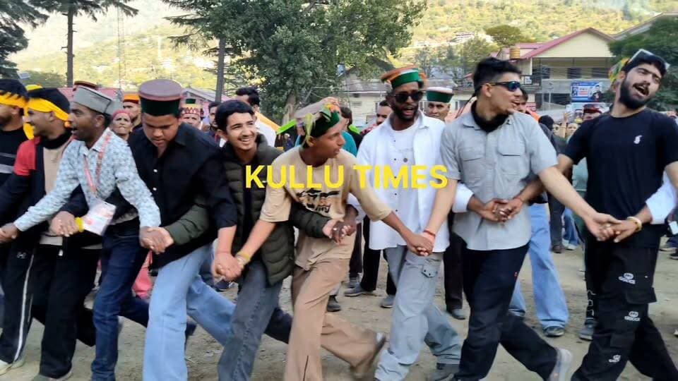 अंतराष्ट्रीय दशहरा उत्सव में युवाओं का जोश, देव संस्कृति को कायम रखते हुए कुल्लूवी नाटी पेश करते हुए। Kullu Times