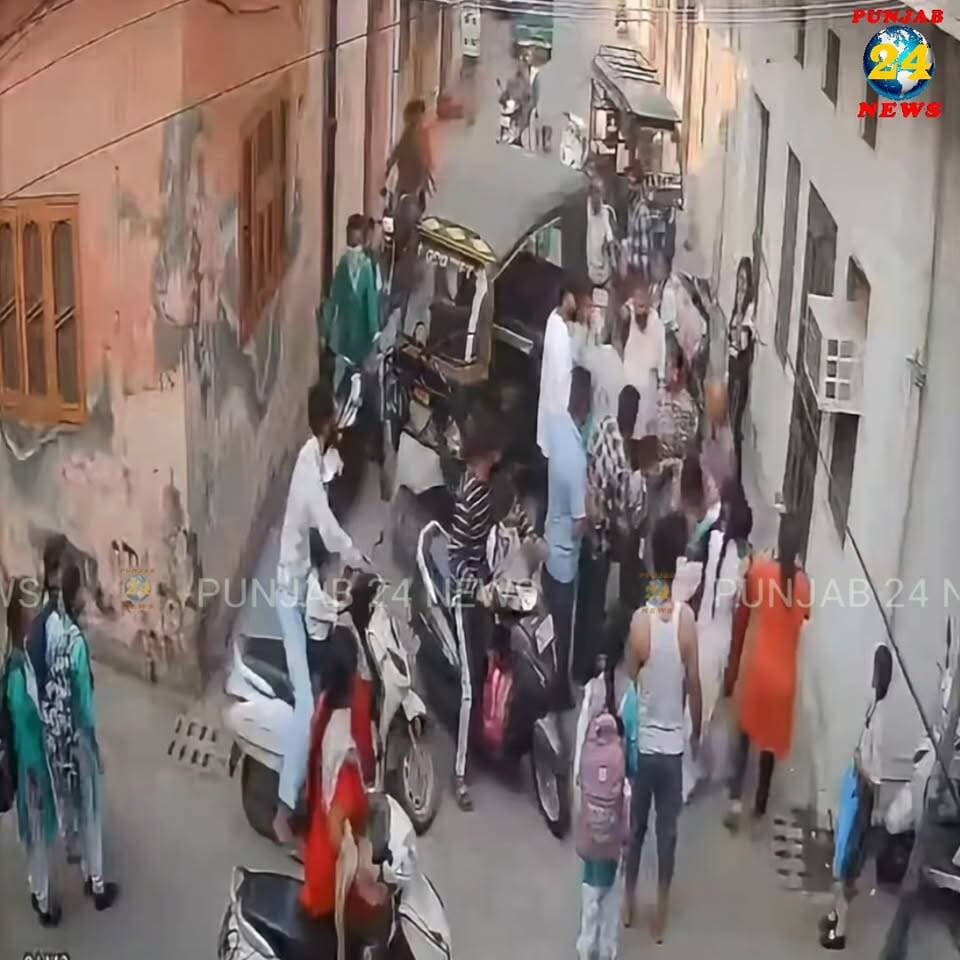 ਸਕੂਲ ਜਾਂਦੇ ਬੱ//ਚੇ ਨੂੰ ਆਟੋ ਨੇ ਦੇ ਦਿੱਤਾ ਥੱ'ਲੇ | Punjab 24 News |
.
#Punjab24News #PunjabNews #AmritsarNews #RoadAccident #BreakingNews