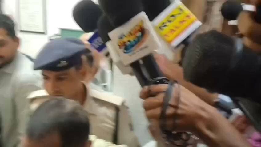बिहार में विधान परिषद चुनाव के बीच नेता प्रतिपक्ष तेजस्वी यादव ने बड़ा आरोप लगाया है। पटना में मीडिया से बात करते हुए तेजस्वी ने चुनाव में प्रशासन के दुरुपयोग और फर्जी वोटर का मुद्दा उठाया, साथ ही अपनी जीत का दावा भी किया।
