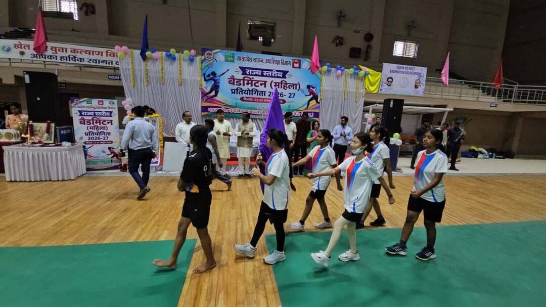 राज्य स्तरीय महिला बैडमिंटन प्रतियोगिता का शानदार आगाज
12 विश्वविद्यालयों की टीमों के बीच रोमांचक मुकाबले शुरू, शासकीय कालिदास कन्या महाविद्यालय कर रहा मेजबानी
उज्जैन ,23 अक्टूबर। शासकीय कालिदास कन्या महाविद्यालय, उज्जैन के तत्वावधान में उच्च शिक्षा विभाग की दो दिवसीय राज्य स्तरीय महिला बैडमिंटन प्रतियोगिता का शुभारंभ शुक्रवार, 23 अक्टूबर को नानाखेड़ा स्थित राजमाता सिंधिया स्टेडियम में उत्साहपूर्ण वातावरण में हुआ। 23 एवं 24 अक्टूबर को आयोजित इस प्रतियोगिता में प्रदेश के विभिन्न विश्वविद्यालयों की 12 टीमों सहित अनेक महिला खिलाड़ी अपनी खेल प्रतिभा का प्रदर्शन कर रही हैं।
कार्यक्रम का शुभारंभ मुख्य अतिथि विधायक श्री अनिल जैन कालूहेड़ा, नगर निगम सभापति श्रीमती कलावती यादव, उज्जैन बैडमिंटन एसोसिएशन के अध्यक्ष श्री वैभव यादव तथा उच्च शिक्षा विभाग के अतिरिक्त संचालक डॉ. एच.एल. अनिजवाल द्वारा दीप प्रज्वलन के साथ किया गया। इस अवसर पर डॉ. कविता मंगलम, क्रीड़ा अधिकारी श्री धनेंद्र चौधरी, सचिव श्री प्रभात सिरस्ट, श्री अश्विन शर्मा, श्री विशाल शर्मा एवं श्री दिनेश जाटवा सहित अन्य गणमान्य अतिथि उपस्थित रहे। महाविद्यालय की प्राचार्य डॉ. वंदना गुप्ता ने पुष्पमालाओं एवं प्रतीक चिह्नों से अतिथियों का स्वागत एवं सम्मान किया।
शुभारंभ समारोह में महाविद्यालय की छात्राओं ने आकर्षक सांस्कृतिक प्रस्तुतियों के माध्यम से भारतीय संस्कृति एवं कलात्मक प्रतिभा का परिचय दिया। प्रदेश के विभिन्न विश्वविद्यालयों से आई महिला खिलाड़ियों ने मार्च पास्ट कर खेल भावना, अनुशासन और एकता का संदेश दिया। इसके पश्चात प्रतियोगिता के मुकाबले प्रारम्भ हुए। भोपाल, ग्वालियर, सागर, जबलपुर, खरगोन, छिंदवाड़ा, गुना, उज्जैन, रीवा, इंदौर, छतरपुर एवं शहडोल सहित प्रदेश के विभिन्न क्षेत्रों से आई टीमों के बीच रोमांचक मुकाबले खेले जा रहे हैं।
मुख्य अतिथि विधायक श्री अनिल जैन कालूहेड़ा ने महिला खिलाड़ियों को शुभकामनाएँ देते हुए कहा कि बेटियों को खेल सहित प्रत्येक क्षेत्र में आगे बढ़ने के अवसर उपलब्ध कराना आवश्यक है। उन्होंने मुख्यमंत्री द्वारा बेटियों के खेल एवं विकास को प्रोत्साहन देने की दिशा में किए जा रहे प्रयासों का उल्लेख किया तथा राज्य स्तरीय बैडमिंटन प्रतियोगिता के शुभारंभ की घोषणा की।
नगर निगम सभापति श्रीमती कलावती यादव ने छात्राओं की योग एवं नृत्य प्रस्तुतियों की सराहना करते हुए स्वामी विवेकानंद के विचारों का उल्लेख किया। उन्होंने कहा कि स्वस्थ भारत की कल्पना को साकार करने में खेल मैदानों की महत्त्वपूर्ण भूमिका है। खेल हमें अनुशासन, समय प्रबंधन, टीम भावना और सर्वांगीण व्यक्तित्व विकास की सीख देते हैं।
उज्जैन बैडमिंटन एसोसिएशन के अध्यक्ष श्री वैभव यादव ने अपने उद्बोधन में कहा कि खेल में जीत और हार दोनों ही स्वाभाविक हैं, लेकिन खिलाड़ियों को निरंतर परिश्रम, अभ्यास और आत्मविश्वास के साथ आगे बढ़ते रहना चाहिए। उन्होंने उत्कृष्ट आयोजन के लिए आयोजक महाविद्यालय को बधाई दी।
उच्च शिक्षा विभाग के अतिरिक्त संचालक डॉ. एच.एल. अनिजवाल ने खिलाड़ियों का उत्साहवर्धन करते हुए कहा कि राज्य स्तरीय प्रतियोगिताएँ प्रतिभाओं को आगे बढ़ने, अपनी क्षमता पहचानने और बेहतर प्रदर्शन करने का अवसर प्रदान करती हैं।
अध्यक्षीय उद्बोधन में महाविद्यालय की प्राचार्य डॉ. वंदना गुप्ता ने कहा—खेल महिला सशक्तिकरण और आत्मविश्वास का उत्सव हैं। उन्होंने प्रतियोगिता के सफल आयोजन में सहयोग देने वाले उच्च शिक्षा विभाग, जिला प्रशासन, खेल संगठनों, अतिथियों तथा महाविद्यालय की आयोजन समिति के सभी सदस्यों के प्रति आभार व्यक्त करते हुए विश्वास जताया कि यह आयोजन महिला खिलाड़ियों को नई ऊर्जा, प्रेरणा और आगे बढ़ने का अवसर प्रदान करेगा।
प्रतियोगिता का आयोजन क्रीड़ा अधिकारी श्री धनेंद्र चौधरी के मार्गदर्शन में किया जा रहा है। आयोजन में विभिन्न संभागों के क्रीड़ा अधिकारी, व्यवस्थापक, प्रशिक्षक एवं निर्णायक मंडल सक्रिय सहभागिता कर रहे हैं। कार्यक्रम का सफल संचालन डॉ. कविता मंगलम ने किया तथा आभार क्रीड़ा अधिकारी डॉ. अंजना जायसवाल ने व्यक्त किया।
दो दिवसीय प्रतियोगिता में खिलाड़ियों के उत्कृष्ट प्रदर्शन और रोमांचक मुकाबलों को लेकर खेलप्रेमियों में विशेष उत्साह है।
Department of Sports & Youth Welfare, Madhya Pradesh
CM Madhya Pradesh Ujjain Commissioner