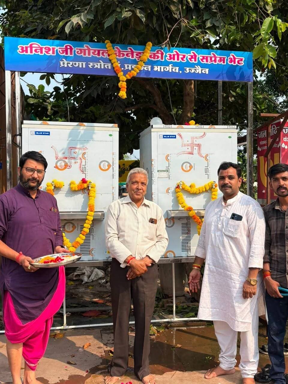 विश्व प्रसिद्ध मंगलनाथ मंदिर पर देश-विदेश से श्रद्धालुओं का निरंतर आगमन, विकास कार्य द्रुत गति से जारी
उज्जैन, 23 अक्टूबर। शिप्रा तट पर स्थित मंगलग्रह की उत्पत्ति स्थली भगवान श्री मंगलनाथ जी के मंदिर पर प्रदेश ही नहीं, बल्कि देश-विदेश से नित्य प्रातःकाल की आरती के पश्चात सुबह 7 बजे से रात्रि मंदिर बंद होने तक श्रद्धालुओं एवं यजमानों का सतत आगमन बना रहता है।
विश्व प्रसिद्ध इस मंदिर पर दर्शनार्थियों के अतिरिक्त भूमि प्राप्ति, धन प्राप्ति, शीघ्र विवाह, यश प्राप्ति, मंगल दोष निवारण तथा समस्त रोगों के निवारण हेतु भात पूजन एवं अन्य अनुष्ठान कराने वाले यजमानों का आना-जाना लगा रहता है। मंदिर पर आने वाले यजमानों की पूजा-अर्चना विद्वान पंडितों एवं आचार्यों द्वारा संपूर्ण विधान के साथ संपन्न कराई जाती है।
मंगलनाथ मंदिर प्रबंध समिति की सचिव/तहसीलदार शैफाली जैन ने बताया कि श्रीमान कलेक्टर महोदय के सक्षम नेतृत्व एवं अनुविभागीय अधिकारी/अध्यक्ष, श्री मंगलनाथ मंदिर प्रबंध समिति के कुशल मार्गदर्शन में मंदिर का विकास एवं विस्तार कार्य उज्जैन विकास प्राधिकरण के माध्यम से द्रुत गति से क्रियान्वित किया जा रहा है।
मंदिर के प्रशासक के.के. पाठक ने बताया कि दर्शन हेतु आने वाले दिव्यांग एवं असहाय श्रद्धालुओं को मंदिर के कर्मचारियों द्वारा पूरी निष्ठा के साथ सुलभ एवं शीघ्र दर्शन करवाया जाता है। उन्हें यथावश्यक व्हीलचेयर से नीचे तक ले जाकर मंदिर के सेवक कर्मचारी स्वयं छोड़कर आते हैं।
उन्होंने यह भी बताया कि मंदिर पर आने वाले श्रद्धालुओं को ठंडे पेयजल की आपूर्ति हेतु पंडित प्रद्युम्न भार्गव की प्रेरणा से कनाडा के श्रद्धालु श्री अनिश गोयल द्वारा ट्यूबवेल खनन करवाया गया है। साथ ही दो हजार लीटर की पानी की टंकी स्थापित कराई गई तथा तीन-तीन टोंटी वाले दो ठंडे पानी के कूलर लगवाए गए। इन्हें व्यवस्थित रूप से स्थापित कर पंडित प्रद्युम्न भार्गव तथा पंडित देवेश जोशी द्वारा पूजन-अर्चन कर कूलर चालू करवाए गए।
Jansampark Madhya Pradesh Department of Religious trusts & Endowments, MP Simhasth2028 CM Madhya Pradesh