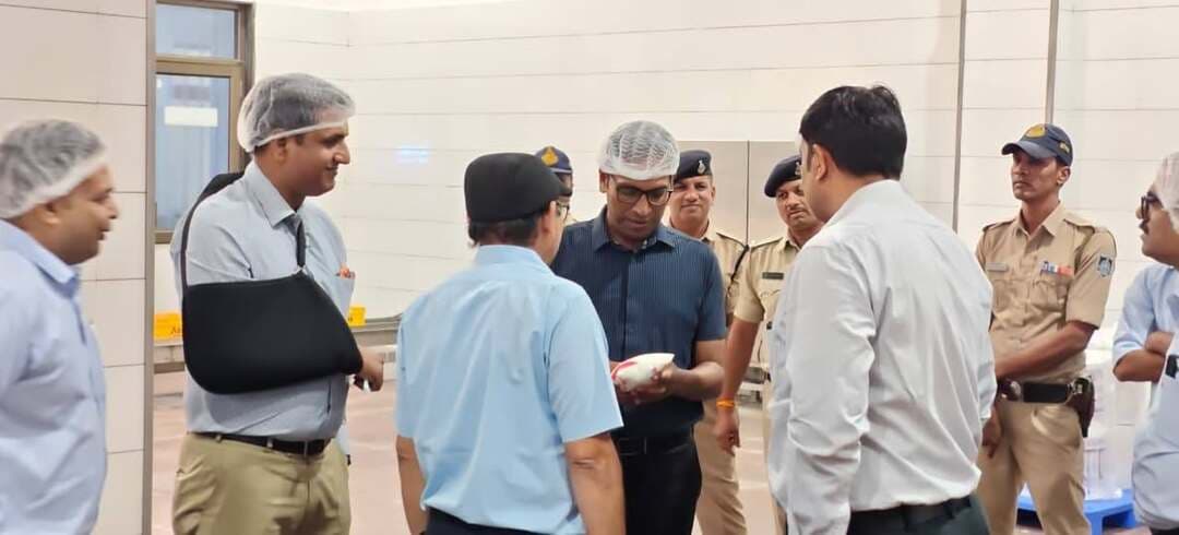 मुख्यमंत्री जनविश्वास अभियान | अमूल प्लांट का निरीक्षण
संभागायुक्त श्री आशीष सिंह ने विक्रम उद्योगपुरी स्थित अमूल प्लांट का निरीक्षण कर दूध संकलन से लेकर दुग्ध उत्पादों के निर्माण, गुणवत्ता और बिक्री तक की प्रक्रिया समझी।
🔹 प्लांट की व्यवस्थाओं का फीडबैक लेकर सुधार की संभावनाओं पर चर्चा की।
🔹 अमूल की बेहतर कार्यप्रणालियों को सांची दुग्ध संघ में अपनाकर उसकी व्यवस्थाओं एवं ब्रांड को मजबूत करने की दिशा में कार्य किया जाएगा।
इस दौरान एडीजी श्री राकेश गुप्ता एवं एमपीआईडीसी के कार्यकारी संचालक श्री राजेश राठौड़ उपस्थित रहे।
#जनविश्वासअभियान #उज्जैन #सांची #दुग्धउत्पादन
Jansampark Madhya Pradesh CM Madhya Pradesh PRO Ujjain Dr Mohan Yadav