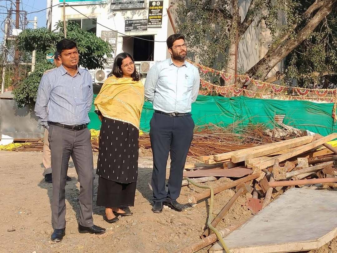 *कलेक्टर ने निर्माणाधीन नवीन प्रशासनिक भवन का निरीक्षण किया*
---
*गुणवत्तापूर्ण निर्माण कार्य समय-सीमा में पूर्ण करने के दिए निर्देश*
---
उज्जैन, 23 अक्टूबर 2026/ कलेक्टर श्री रौशन कुमार सिंह ने पुलिस कंट्रोल रूम के निकट निर्माणाधीन नवीन प्रशासनिक भवन का निरीक्षण किया।
निरीक्षण के दौरान अधिकारियों ने निर्माण कार्य की प्रगति का जायजा लिया तथा संबंधित अधिकारियों को निर्देश दिए कि भवन का निर्माण गुणवत्तापूर्ण तरीके से निर्धारित समय-सीमा में पूर्ण किया जाए। उन्होंने निर्माण कार्य में निर्धारित गुणवत्ता मानकों का पालन सुनिश्चित करने तथा कार्यों की नियमित निगरानी करने के निर्देश भी दिए।
इस दौरान स्मार्ट सिटी सीईओ डॉ. नेहा जैन एवं जिला पंचायत सीईओ श्री श्रेयांश कूमठ सहित संबंधित अधिकारी उपस्थित रहे।
Jansampark Madhya Pradesh CM Madhya Pradesh Simhasth2028 Ujjain Commissioner