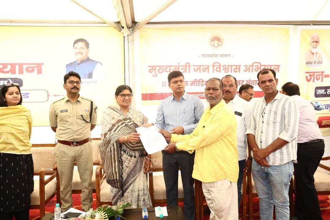जनसेवा और त्वरित समाधान का संकल्प: मुख्यमंत्री जनविश्वास शिविर
📍 उज्जैन | 23 अक्टूबर 2026
मुख्यमंत्री डॉ. मोहन यादव के नेतृत्व में संचालित मुख्यमंत्री जनविश्वास अभियान-2026 के तहत नगर निगम जोन क्रमांक-5, मक्सी रोड पर जिलास्तरीय विशाल जनविश्वास शिविर आयोजित किया गया।
🔹 कलेक्टर श्री रौशन कुमार सिंह ने नागरिकों की समस्याएं सुनकर संबंधित अधिकारियों को समय-सीमा में निराकरण के निर्देश दिए।
🔹 शिविर में सीएम हेल्पलाइन की 134 शिकायतों में से 42 का मौके पर संतुष्टिपूर्वक निराकरण किया गया।
🔹 पात्र हितग्राहियों को पेंशन एवं नामांतरण स्वीकृति पत्र वितरित किए गए। मुख्यमंत्री उद्यम क्रांति योजना के तहत दो हितग्राहियों को क्रमशः ₹1.50 लाख और ₹8 लाख की सहायता के स्वीकृति पत्र भी प्रदान किए गए।
🔹 विभिन्न विभागों ने शासकीय योजनाओं, पात्रता एवं आवेदन प्रक्रिया की जानकारी दी। अधिकारियों ने क्षेत्रीय भ्रमण कर जनसमस्याओं का जायजा लिया और आंगनवाड़ी केंद्र का निरीक्षण भी किया।
मुख्यमंत्री जनविश्वास अभियान का उद्देश्य है—संवाद, समाधान, संवेदनशीलता और सादगी के साथ जनसमस्याओं का त्वरित निराकरण एवं पात्र हितग्राहियों तक योजनाओं का लाभ पहुंचाना।
#मुख्यमंत्रीजनविश्वासअभियान #जनसेवा #उज्जैन #सुशासन #मध्यप्रदेश CM Madhya Pradesh Jansampark Madhya Pradesh Ujjain Commissioner JDjansampark Ujjain