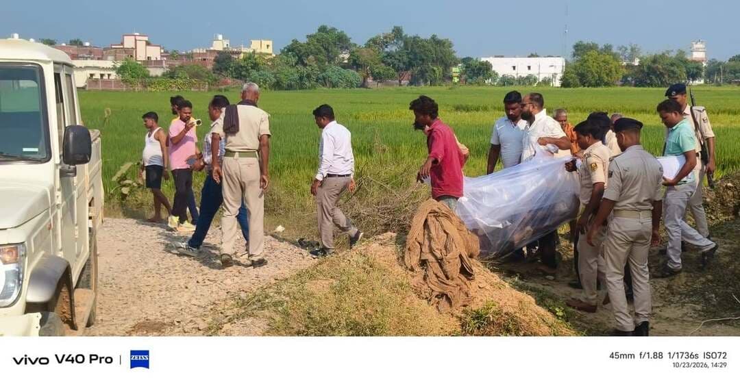 भारतमाला एक्सप्रेसवे के पुलिया के नीचे पानी में तैरता मिला मिस्त्री का शव
कैमूर जिले के करमचट थाना क्षेत्र से बड़ी खबर सामने आ रही है। भारतमाला एक्सप्रेसवे निर्माण कार्य में लगे एक मिस्त्री का शव पुलिया के नीचे भरे पानी में तैरता हुआ मिला है। घटना के बाद निर्माण स्थल पर हड़कंप मच गया।
मृतक की पहचान उत्तर प्रदेश के कुशीनगर जिला के रामकला थाना क्षेत्र के भाटहीं गांव निवासी 30 वर्षीय भोला मल्लाह के रूप में हुई है। वह पिछले दो महीने से अपने 11 साथियों के साथ भारतमाला एक्सप्रेसवे के पुलिया निर्माण कार्य में लगा था। बताया जा रहा है कि वह 21 अक्टूबर से लापता था।
आज सुबह ठाकुरहट बसिनी जाने वाले मार्ग पर एक्सप्रेसवे निर्माण के दौरान पुलिया के नीचे पानी में उसका शव तैरता हुआ उसके साथियों ने देखा। सूचना मिलने पर पीएनसी कंपनी के अधिकारी और करमचट थानाध्यक्ष पंकज कुमार पुलिस बल के साथ मौके पर पहुंचे और शव को पानी से निकलवाकर पोस्टमार्टम के लिए सदर अस्पताल भभुआ भेज दिया।
स्थानीय लोगों का कहना है कि निर्माण स्थल पर गहरे गड्ढों में पानी भरा है और सुरक्षा के कोई इंतजाम नहीं हैं। मजदूर बिना सेफ्टी किट के काम करने को मजबूर हैं।
थानाध्यक्ष पंकज कुमार ने बताया कि प्रथम दृष्टया डूबने से मौत की आशंका है। पोस्टमार्टम रिपोर्ट आने के बाद ही मौत के सही कारणों का पता चलेगा। पुलिस मामले की जांच कर रही है।