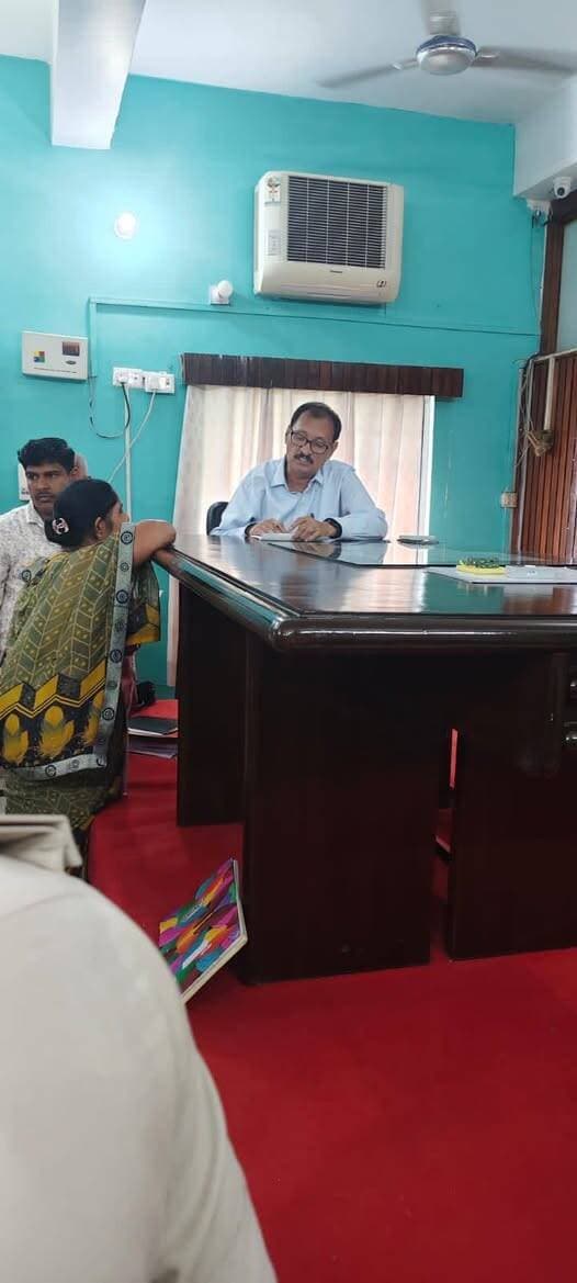 कैमूर में जनता के दरबार में 57 आवेदन प्राप्त, 23 मामलों के त्वरित निष्पादन के निर्देश
कैमूर समाहरणालय में आयोजित जनता के दरबार में कुल 57 आवेदन प्राप्त हुए, जिसमें से 23 मामलों के त्वरित निष्पादन के निर्देश दिए गए।
जनता के दरबार में विभिन्न विभागों से जुड़ी शिकायतें सुनी गईं। जिला मुख्यालय से लेकर प्रखंड और पंचायत स्तर तक अधिकारियों ने लोगों से सीधा संवाद किया।
इस दौरान लंबित मामलों के समयबद्ध निष्पादन और पात्र लाभुकों को सरकारी योजनाओं का लाभ देने पर जोर दिया गया।