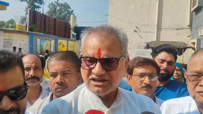 पुराने बस स्टैंड को बंद करने के विरोध में पैदल मार्च, 200 व्यापारियों की आजीविका प्रभावित होने की आशंका,जिला प्रशासन का मिला आश्वासन
पूर्व विधायक पंडित केदारनाथ शुक्ला के नेतृत्व में कलेक्ट्रेट पहुंचे प्रदर्शनकारी, नगर पालिका परिषद सीधी के अध्यक्ष काजल वर्मा सहित जिला कलेक्टर विकास मिश्रा को सौंपा आवेदन; बस स्टैंड की व्यवस्था तत्काल बहाल करने की मांग,
सीधी। पुराने बस स्टैंड को बंद किए जाने के विरोध में शुक्रवार को पूर्व विधायक पंडित केदारनाथ शुक्ला के नेतृत्व में सैकड़ों लोगों ने पैदल मार्च निकाला। प्रदर्शनकारियों ने कलेक्ट्रेट पहुंचकर कलेक्टर विकास मिश्रा को आवेदन सौंपा और पुराने बस स्टैंड की व्यवस्था तत्काल बहाल करने की मांग की। प्रदर्शनकारियों का कहना है कि बस स्टैंड बंद होने से स्थानीय व्यापारियों की आजीविका और यात्रियों की सुविधाओं पर प्रतिकूल असर पड़ सकता है।
जाम से राहत के लिए बंद किया गया बस स्टैंड
प्रशासन के अनुसार, शहर के बीच स्थित पुराने बस स्टैंड को यातायात व्यवस्था सुधारने और जाम की समस्या दूर करने के उद्देश्य से बंद किया गया है। यहां बसों के संचालन के कारण अक्सर जाम लगता था, जिससे आम लोगों को आवागमन में परेशानी होती थी। नए अंतरराज्यीय बस स्टैंड के निर्माण के बाद बसों का संचालन वहीं से करने की योजना है।
वैकल्पिक व्यवस्था पहले करने की मांग
स्थानीय लोगों और जनप्रतिनिधियों का कहना है कि पुराने बस स्टैंड को बंद करने से पहले यात्रियों तथा प्रभावित व्यापारियों के लिए वैकल्पिक व्यवस्था सुनिश्चित की जानी चाहिए थी। उनका तर्क है कि बिना पर्याप्त इंतजाम किए बस स्टैंड बंद करने से आम नागरिकों को असुविधा हो सकती है।
200 लोगों की आजीविका पर असर की आशंका
प्रदर्शनकारियों के मुताबिक, पुराने बस स्टैंड के आसपास करीब 200 लोगों की आजीविका जुड़ी हुई है। बस स्टैंड बंद होने से दुकानदारों, छोटे कारोबारियों और अन्य लोगों के रोजगार पर असर पड़ने की आशंका है। लोगों ने प्रशासन से मांग की कि विकास कार्यों और यातायात सुधार के साथ-साथ छोटे व्यापारियों के हितों का भी ध्यान रखा जाए।
यात्रियों की सुविधा का भी उठाया मुद्दा
प्रदर्शनकारियों ने कहा कि सीधी शहर से बहरी, बड़वास और सिंगरौली की ओर जाने वाले यात्रियों के लिए पुराना बस स्टैंड सुविधाजनक स्थान रहा है। शहर के बीच स्थित होने के कारण यहां से बड़ी संख्या में यात्री बसों में सवार होते थे। ऐसे में बस स्टैंड बंद होने से यात्रियों को परेशानी का सामना करना पड़ सकता है।
प्रशासन अधिकारियों के साथ करेगा बैठक
पूर्व विधायक पंडित केदारनाथ शुक्ला ने कलेक्टर से मुलाकात के दौरान शहर की यातायात व्यवस्था और आम नागरिकों की सुविधाओं से जुड़े मुद्दे रखे। कलेक्टर विकास मिश्रा के अनुसार, पुराने बस स्टैंड को बंद करने का निर्णय यातायात व्यवस्था सुधारने और जाम की समस्या दूर करने के उद्देश्य से लिया गया था।
उन्होंने बताया कि विरोध कर रहे लोगों की बातों को ध्यान में रखते हुए नगर पालिका, यातायात और राजस्व विभाग के अधिकारियों के साथ बैठक की जाएगी। बैठक में सभी पहलुओं पर विचार कर उचित निर्णय लेने की बात कही गई है।
अब लोगों की नजर प्रशासन की प्रस्तावित बैठक और उसमें लिए जाने वाले निर्णय पर टिकी है। स्थानीय लोगों को उम्मीद है कि यातायात व्यवस्था में सुधार के साथ यात्रियों की सुविधा और छोटे व्यापारियों की आजीविका का भी समाधान निकाला जाएगा।
Gautam Sharad तलाश न्यूज सीधी Sanjay Soni Sidhi Kedarnath Shukla GuruDatt Sharan Shukla Ambuj Singh Chauhan Vindhya News #सीधी